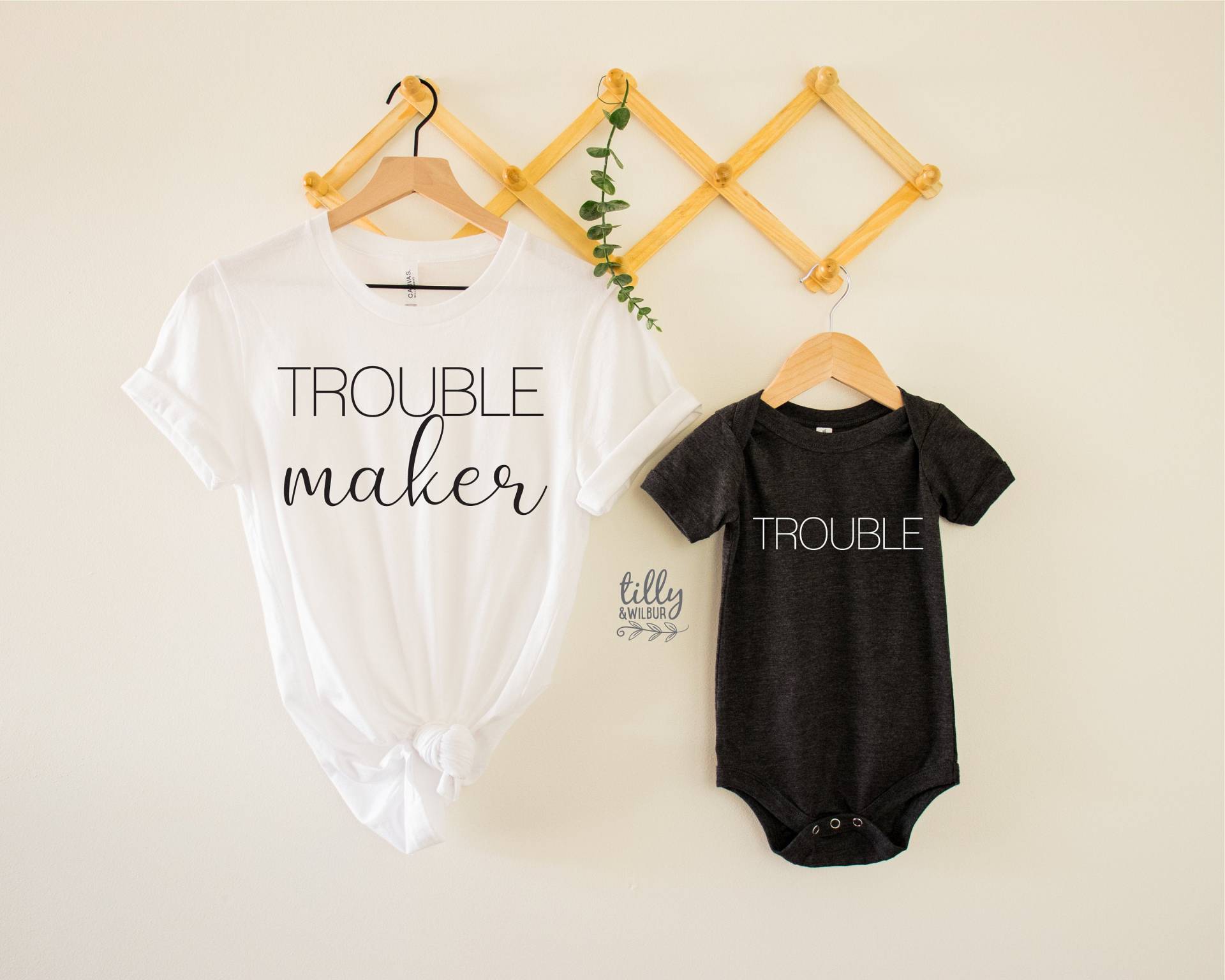 Unruhestifter Und Probleme Passende Outfits, Mutter Baby Passende T-Shirts, Muttertagsgeschenk, Mummy & Me Matching, 1. Muttertagsgeschenk Unruhestifter Und Probleme Passende Outfits, Mutter Baby Passende T-Shirts, Muttertagsgeschenk, Mummy & Me Matching, 1. Muttertagsgeschenk von TillyAndWilbur