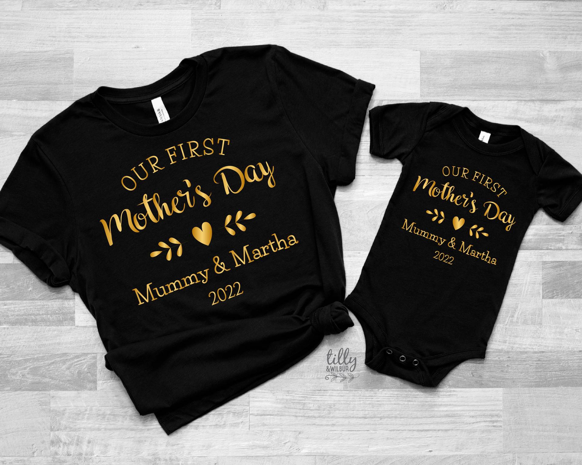 Unser Erster Muttertag 2025 Passende Outfits, Mutter Und Baby-Muttertag T-Shirts, Muttertagsgeschenk, Mummy & Me Passende Schwarze Outfits Unser Erster Muttertag 2025 Passende Outfits, Mutter Und Baby-Muttertag T-Shirts, Muttertagsgeschenk, Mummy & Me Passende Schwarze Outfits von TillyAndWilbur