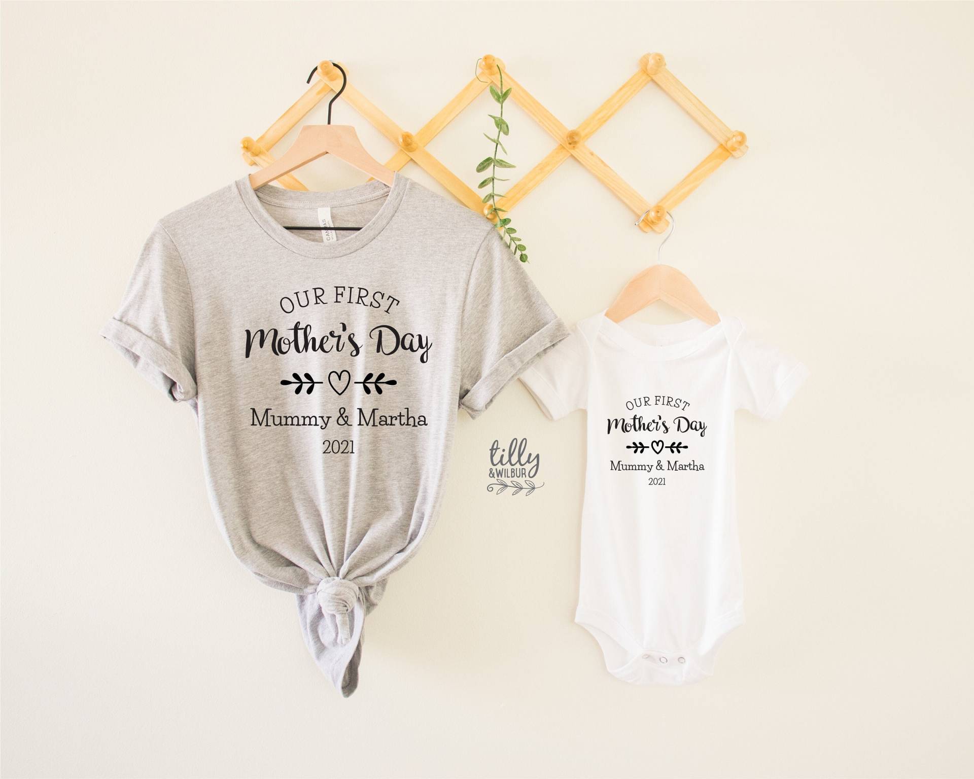 Unser Erster Muttertag 2025 Passende Outfits, Mutter Und Baby T-Shirts, Muttertagsgeschenk, Mummy & Me Matching, 1 Unser Erster Muttertag 2025 Passende Outfits, Mutter Und Baby T-Shirts, Muttertagsgeschenk, Mummy & Me Matching, 1 von TillyAndWilbur