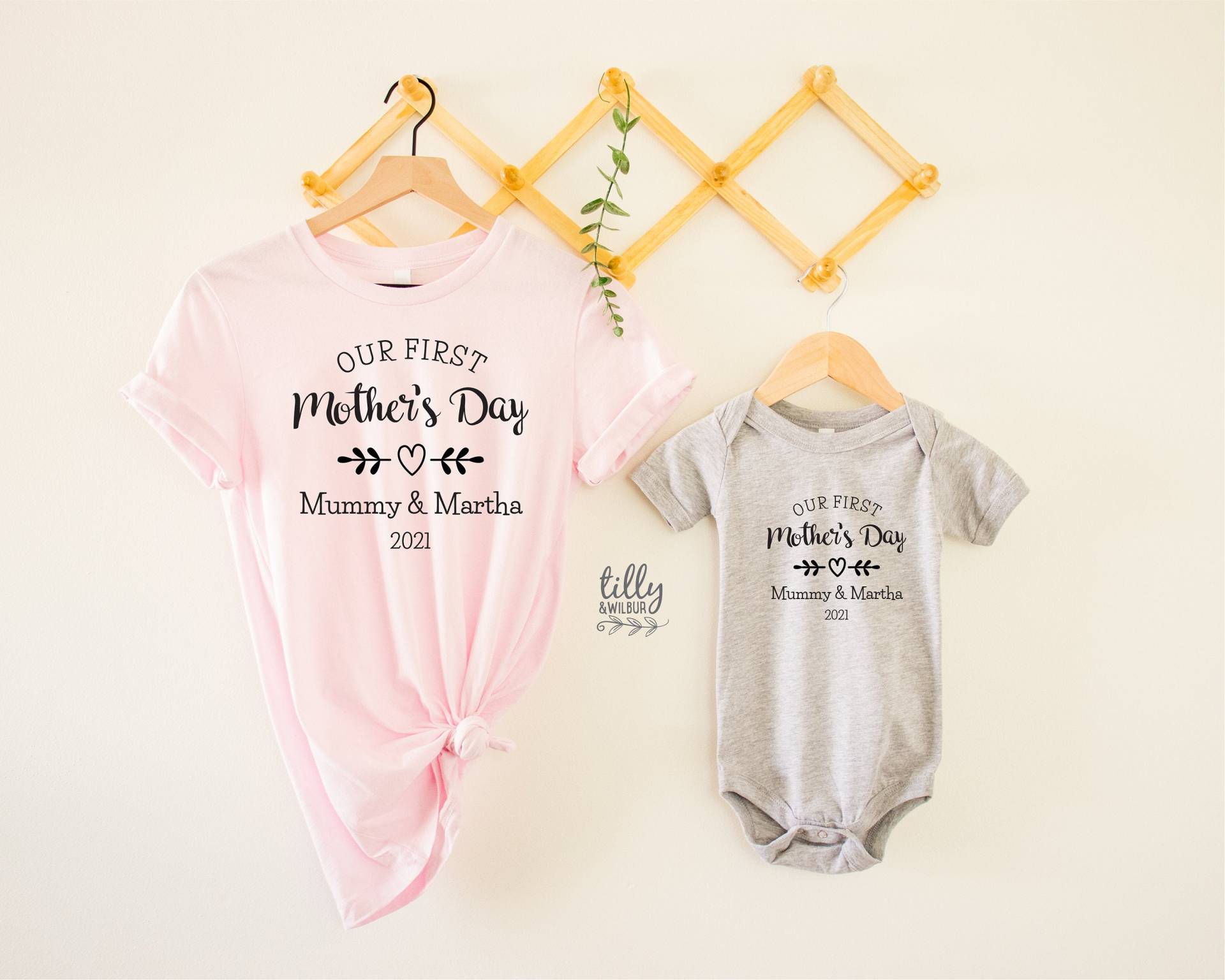 Unser Erster Muttertag 2025 Passende Outfits, Mutter Und Baby T-Shirts, Muttertagsgeschenk, Mummy & Me Matching, 1 Unser Erster Muttertag 2025 Passende Outfits, Mutter Und Baby T-Shirts, Muttertagsgeschenk, Mummy & Me Matching, 1 von TillyAndWilbur