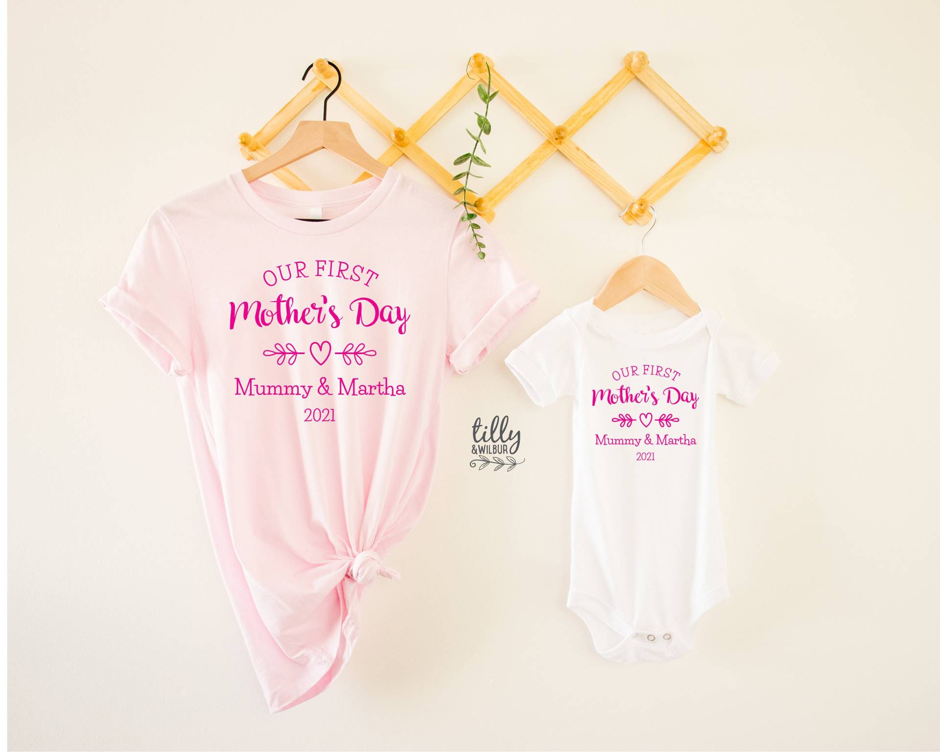 Unser Erster Muttertag 2025 Passende Outfits, Mutter Und Baby T-Shirts, Muttertagsgeschenk, Mummy & Me Matching, 1 Unser Erster Muttertag 2025 Passende Outfits, Mutter Und Baby T-Shirts, Muttertagsgeschenk, Mummy & Me Matching, 1 von TillyAndWilbur