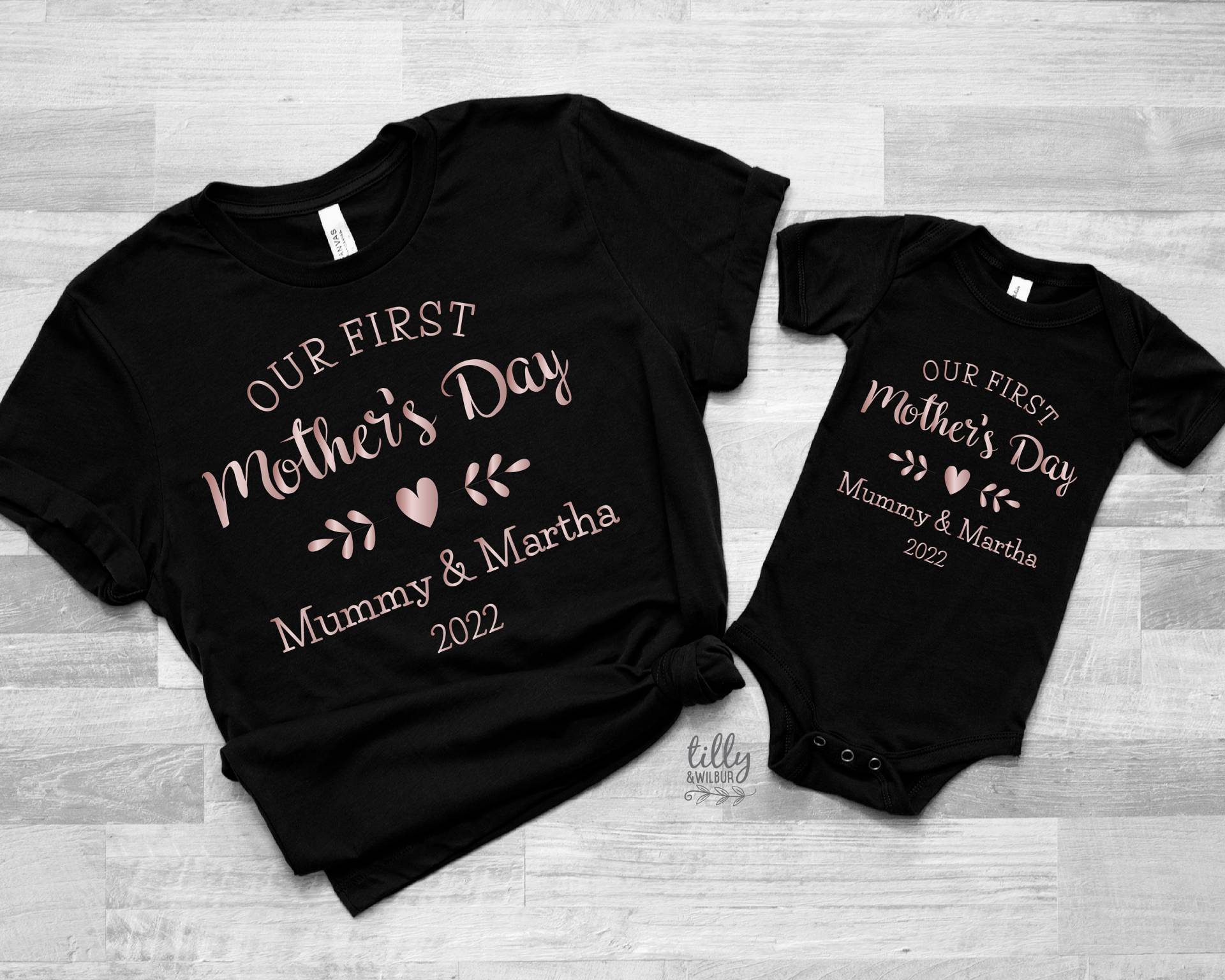 Unser Erster Muttertag 2025 Passende Outfits, Mutter Und Baby T-Shirts, Muttertagsgeschenk, Mummy & Me Passend, Schwarze Kleidung Unser Erster Muttertag 2025 Passende Outfits, Mutter Und Baby T-Shirts, Muttertagsgeschenk, Mummy & Me Passend, Schwarze Kleidung von TillyAndWilbur