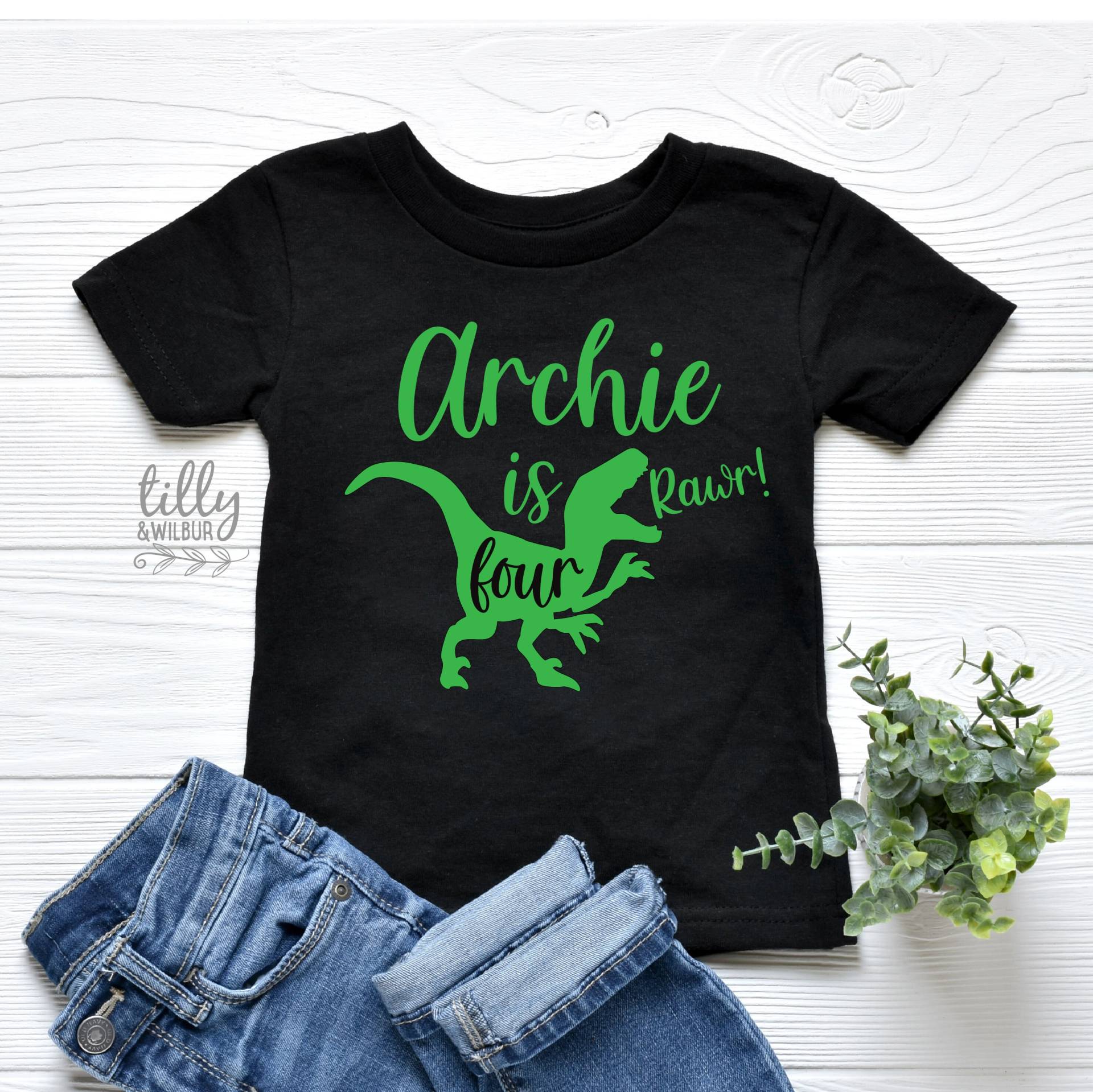 Vier Geburtstags-T-Shirt, Personalisierter 4. Geburtstag, Rawr Ich Bin Vier, Roar Vierter Geburtstags-Shirt, Vier Dinosaurier-T-stück Vier Geburtstags-T-Shirt, Personalisierter 4. Geburtstag, Rawr Ich Bin Vier, Roar Vierter Geburtstags-Shirt, Vier Dinosaurier-T-stück von TillyAndWilbur