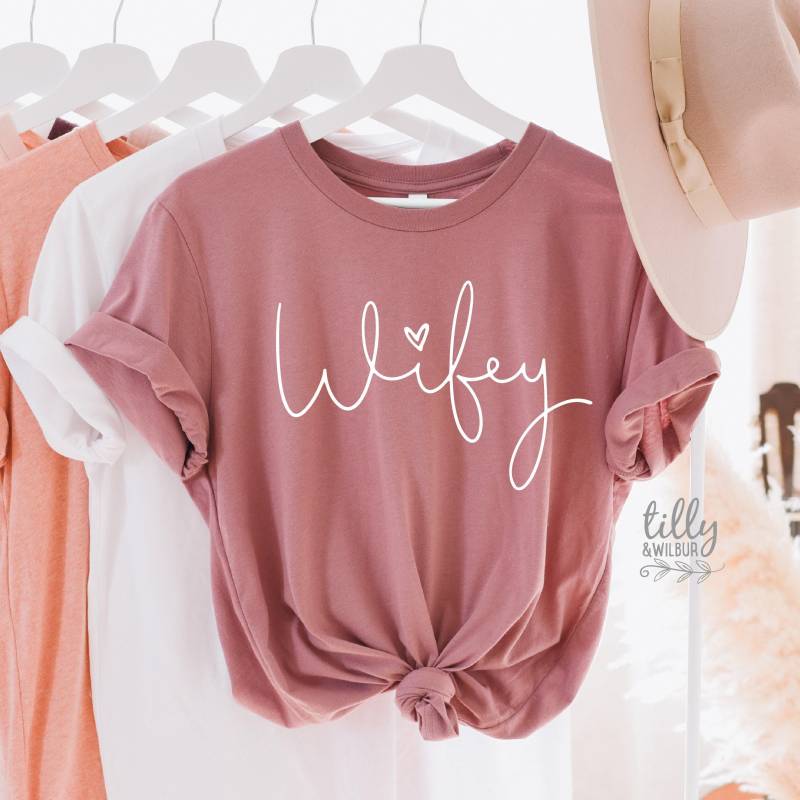 Wifey T-Shirt - Neue Braut-Shirt | Verlobung & Braut Geschenk Gerade Verheiratet Flitterwochen Hochzeitsgeschenk von TillyAndWilbur