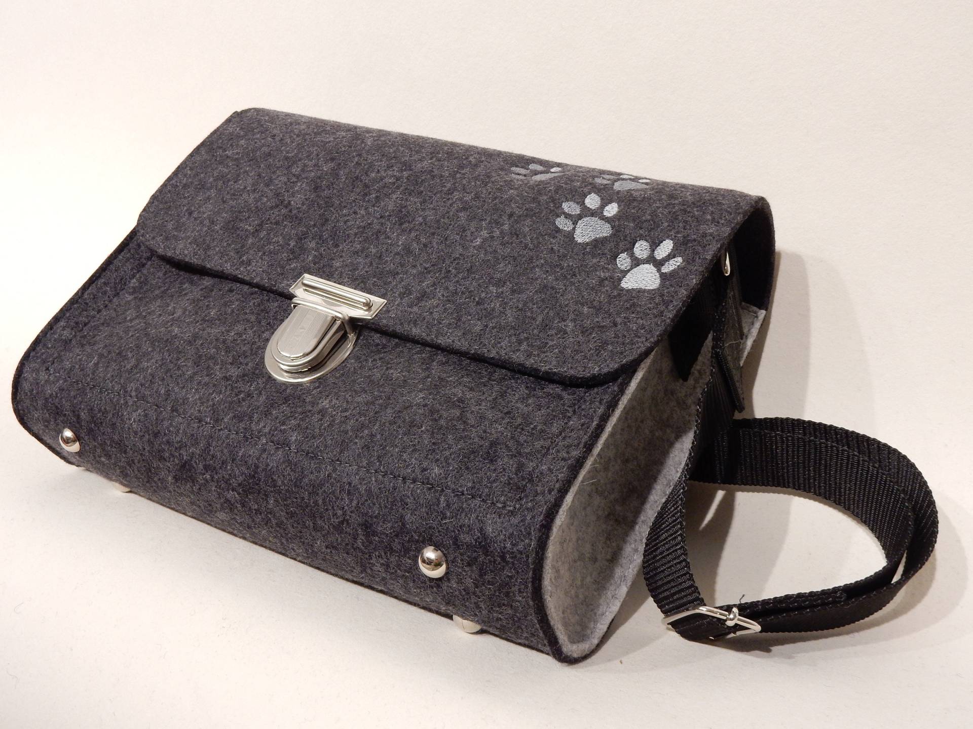 Schwarz-Hellgraue Filztasche - Handtasche Mit Innentaschen Hundetatzen 3mm Wollfilz Schwarz-Hellgraue Filztasche - Handtasche Mit Innentaschen Hundetatzen 3mm Wollfilz von TillyFee