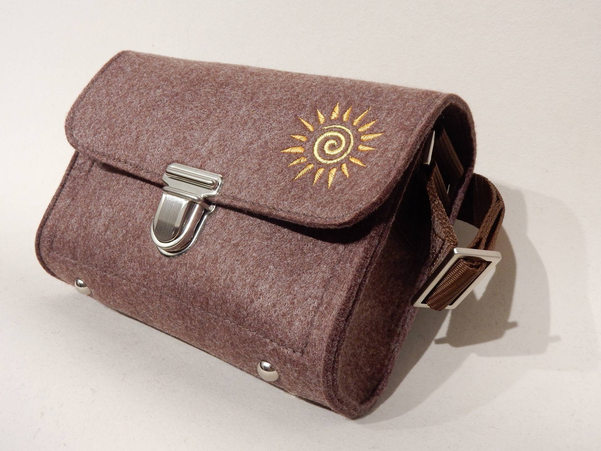 Vegan - Kleine Filztasche Braun Sonne Handtasche Mit Innentaschen 3mm Veganer Filz Vegan - Kleine Filztasche Braun Sonne Handtasche Mit Innentaschen 3mm Veganer Filz von TillyFee