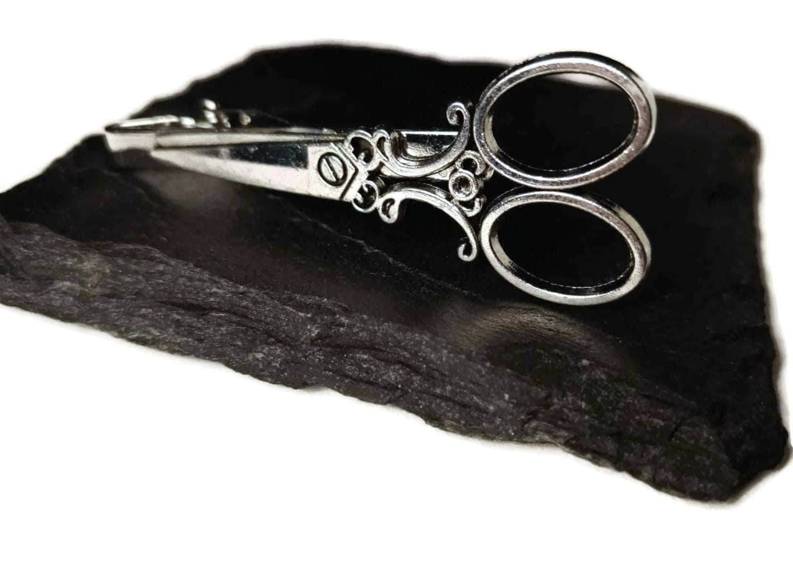 Schere Krawattenklammer Silberfarbenes Steampunk Accessoire Schere Krawattenklammer Silberfarbenes Steampunk Accessoire von TiltedTrinketDesigns