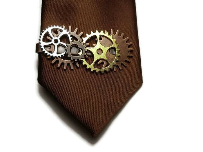 steampunk Zahnrad Krawattenklammer Uhrwerk Uhrenteile Accessoire steampunk Zahnrad Krawattenklammer Uhrwerk Uhrenteile Accessoire von TiltedTrinketDesigns