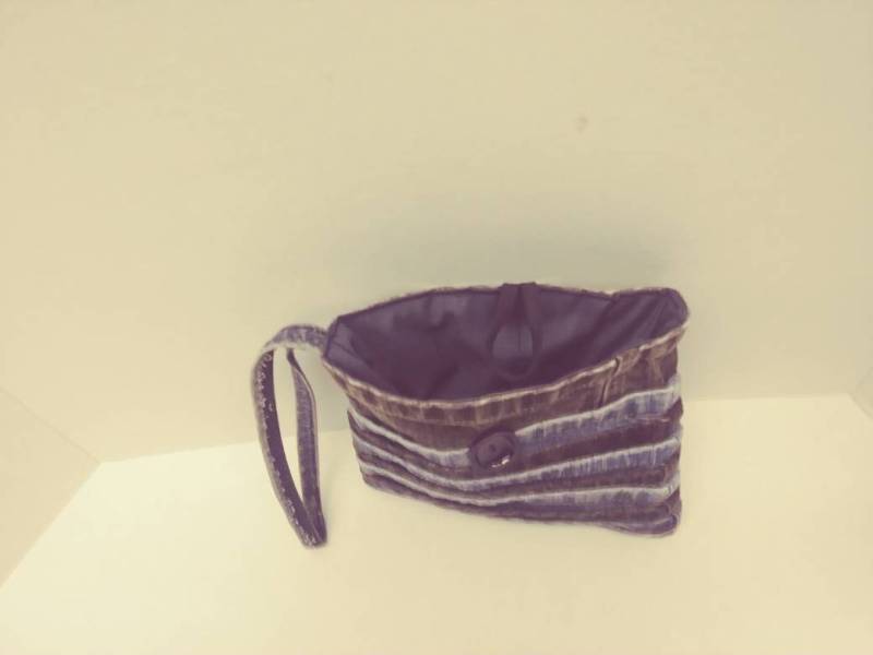 Abendclutch Denim Handtasche Hergestellt Aus Jean Säume Und Wolle Gefüttert. Misst 6 "x 8" Mit Einzigartigen Vintage-Taste von TiltsBazaar