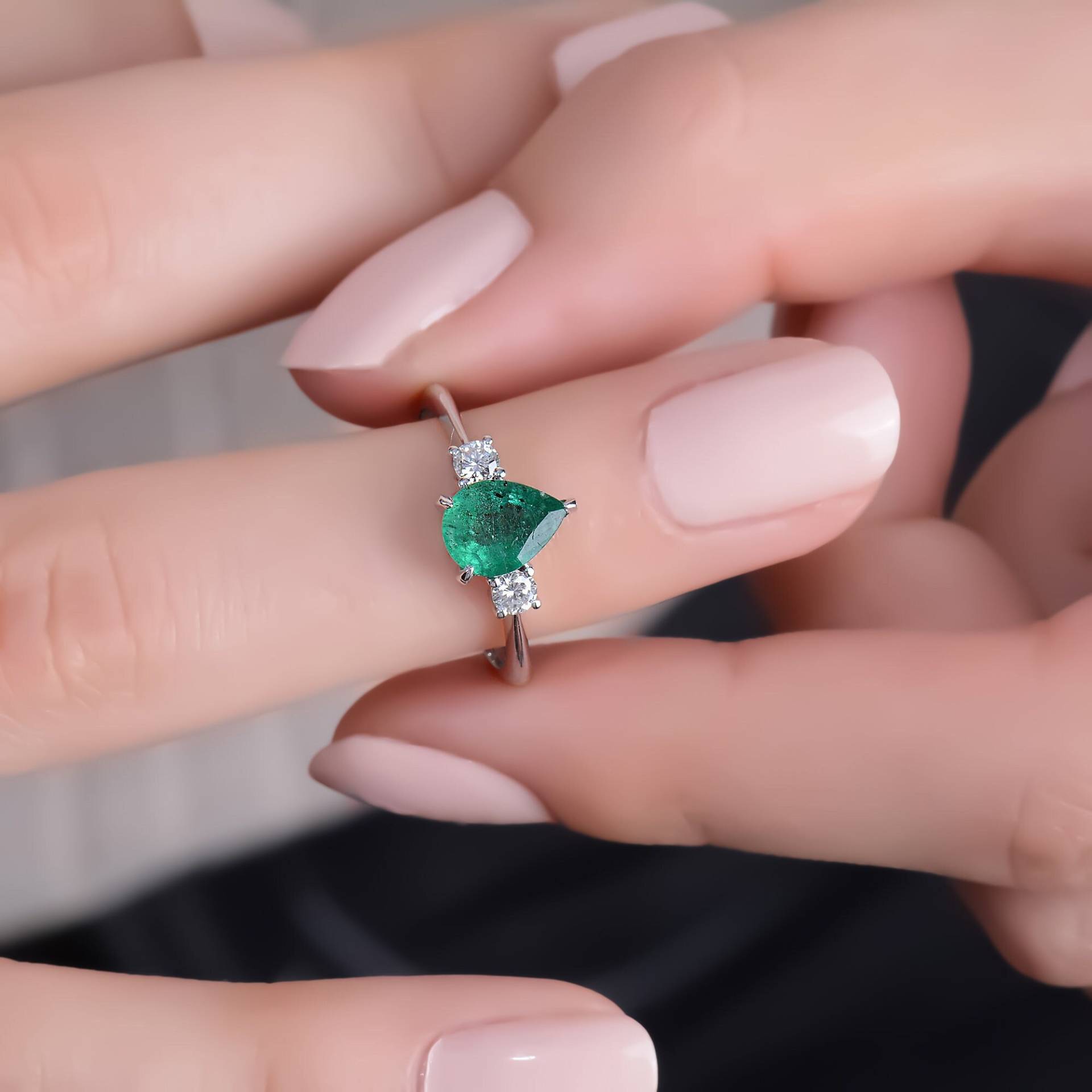 Aaa Natürlicher Smaragd Ring Für Frauen Verlobung, 14K Fester Einzigartiger Set Mit Smaragd, Weißgold Pear Cut von TilyaJewelry