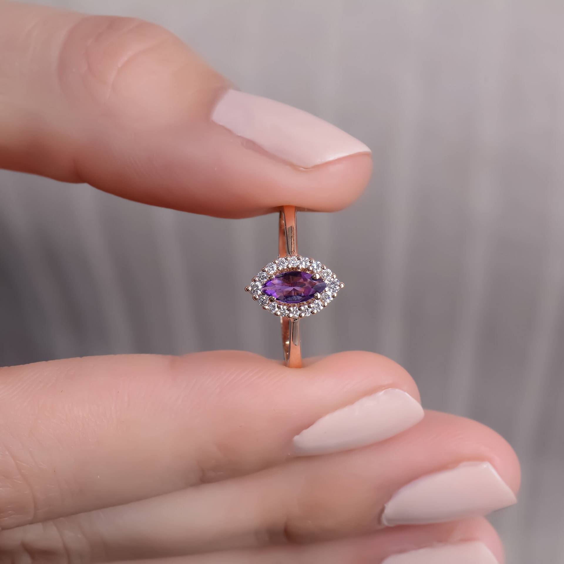 Amethyst Verlobungsring, Natürlicher Edelstein Goldring, Jahrestag Ring von TilyaJewelry