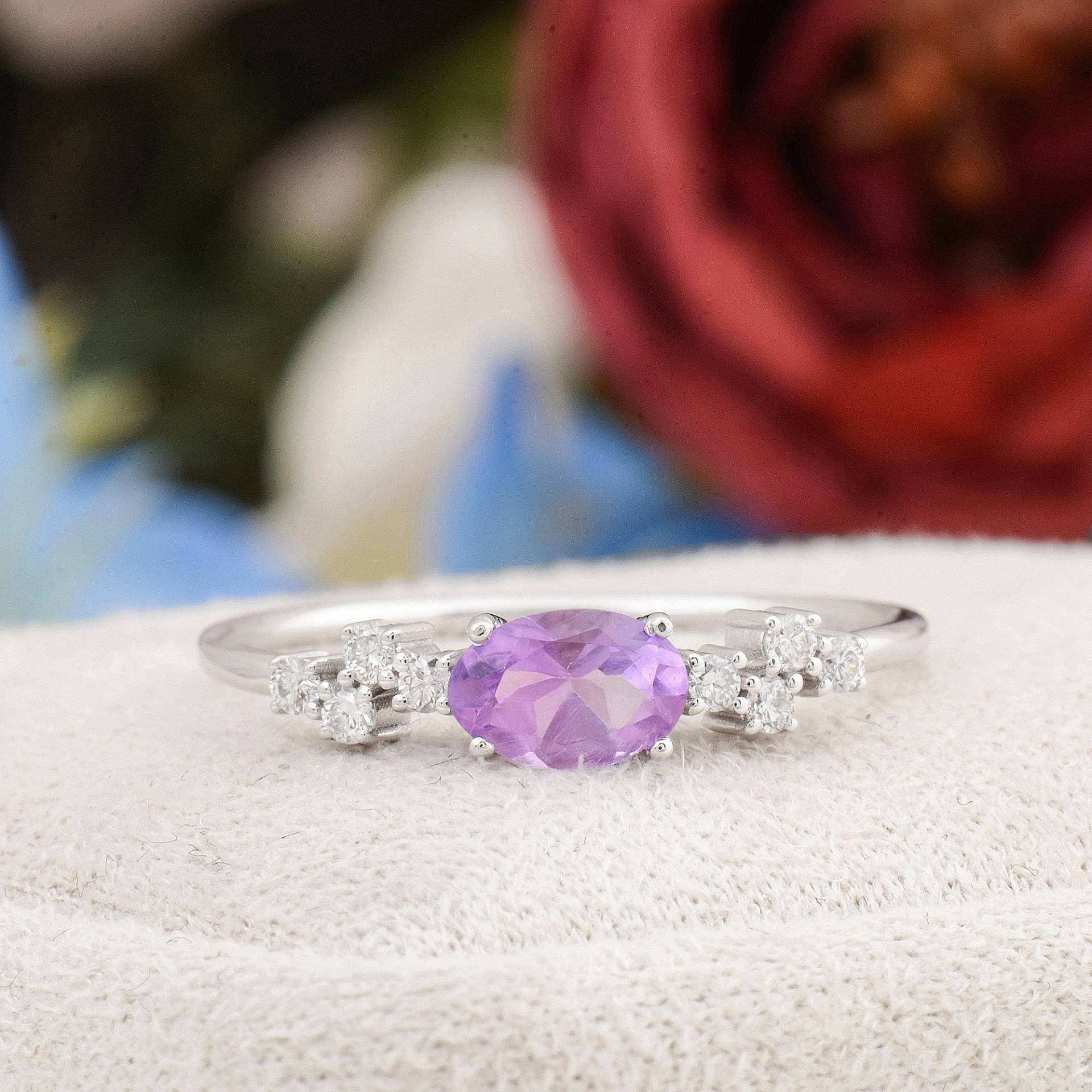 Amethyst Verlobungsring, Natürlicher Ehering, Oval Geschliffener Lila Ring, Muttertagsgeschenk von TilyaJewelry