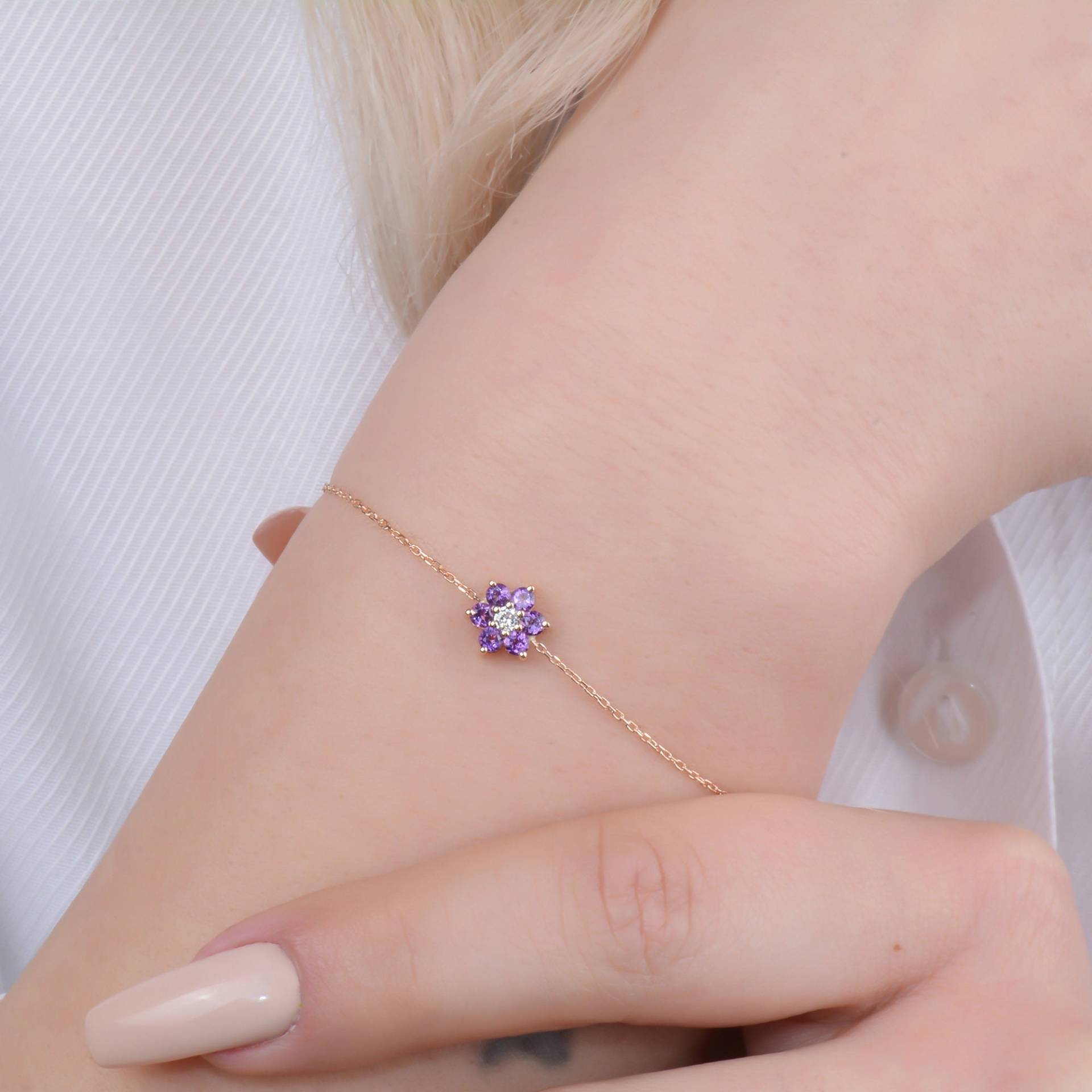 Amethyst Zierliche Blume Armband, Kleine Solid Gold Diamant Pflanzen Schmuck, Geschenke Zum Valentinstag von TilyaJewelry