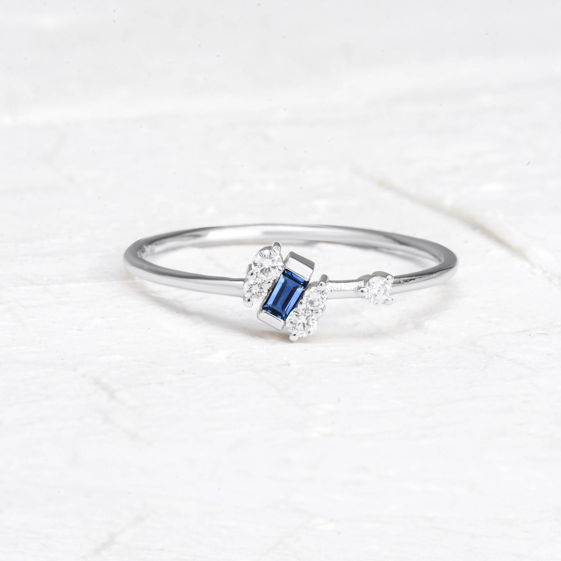 Baguette Blauer Saphir Ring, Solitär Verlobungsring, Ring von TilyaJewelry