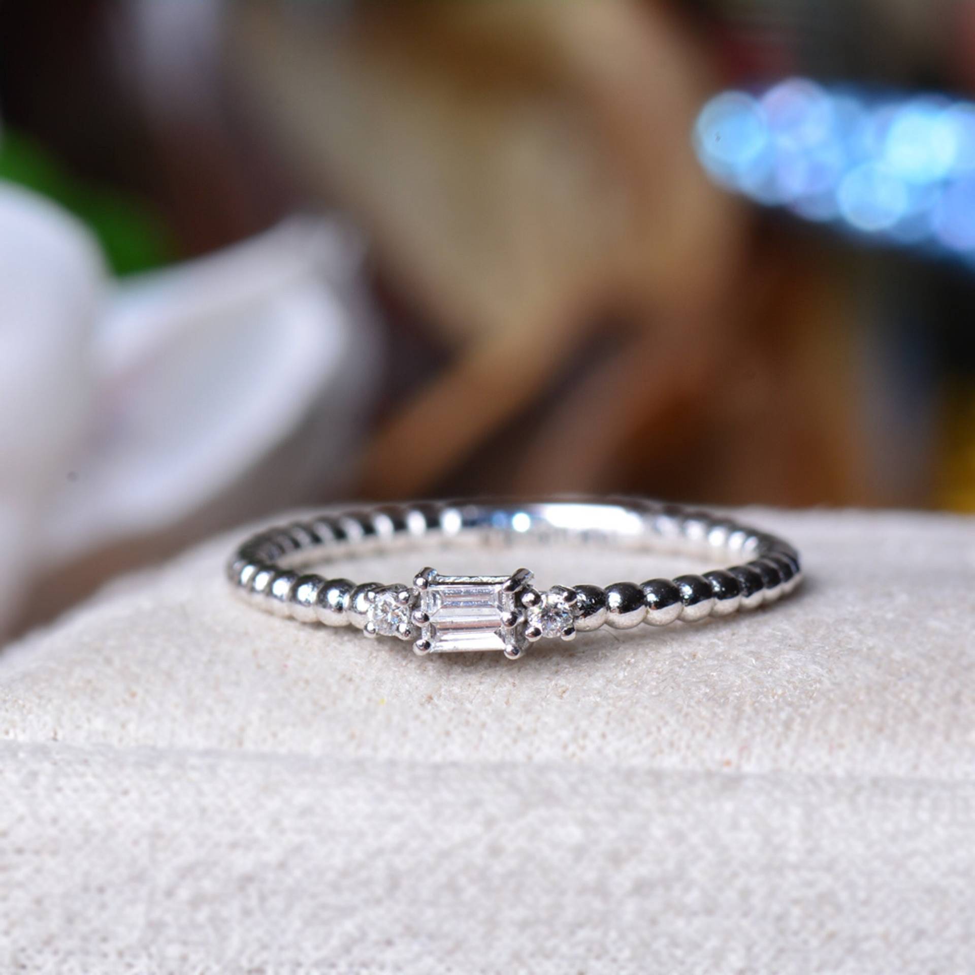 Baguette Diamant Ring, Ehering, Stapelring, Zierliche Ring von TilyaJewelry