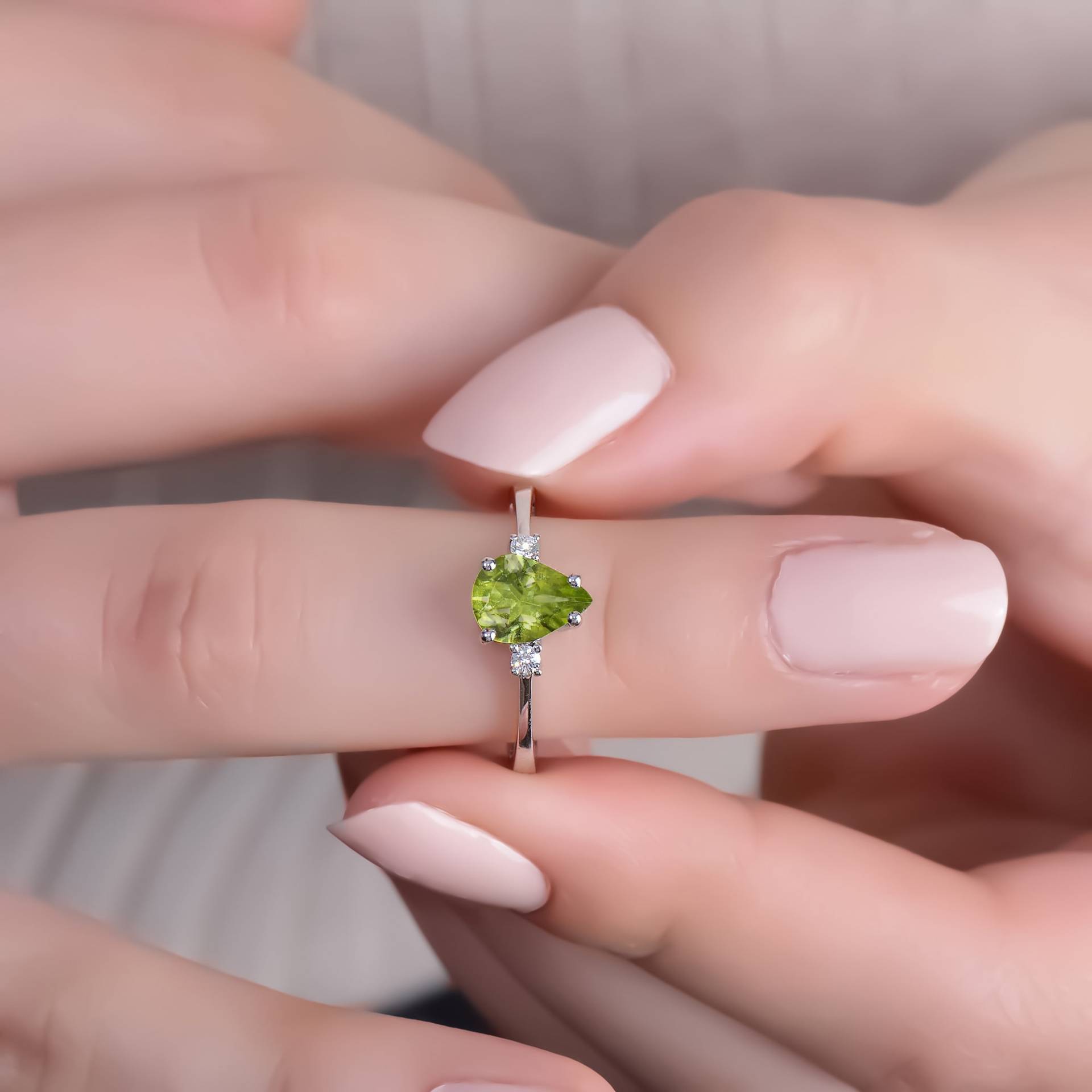 Grüner Peridot Ring, Birnenschnitt Natürlicher Solid Gold Ehering, Zierliche Cluster Multi Stein Goldring von TilyaJewelry