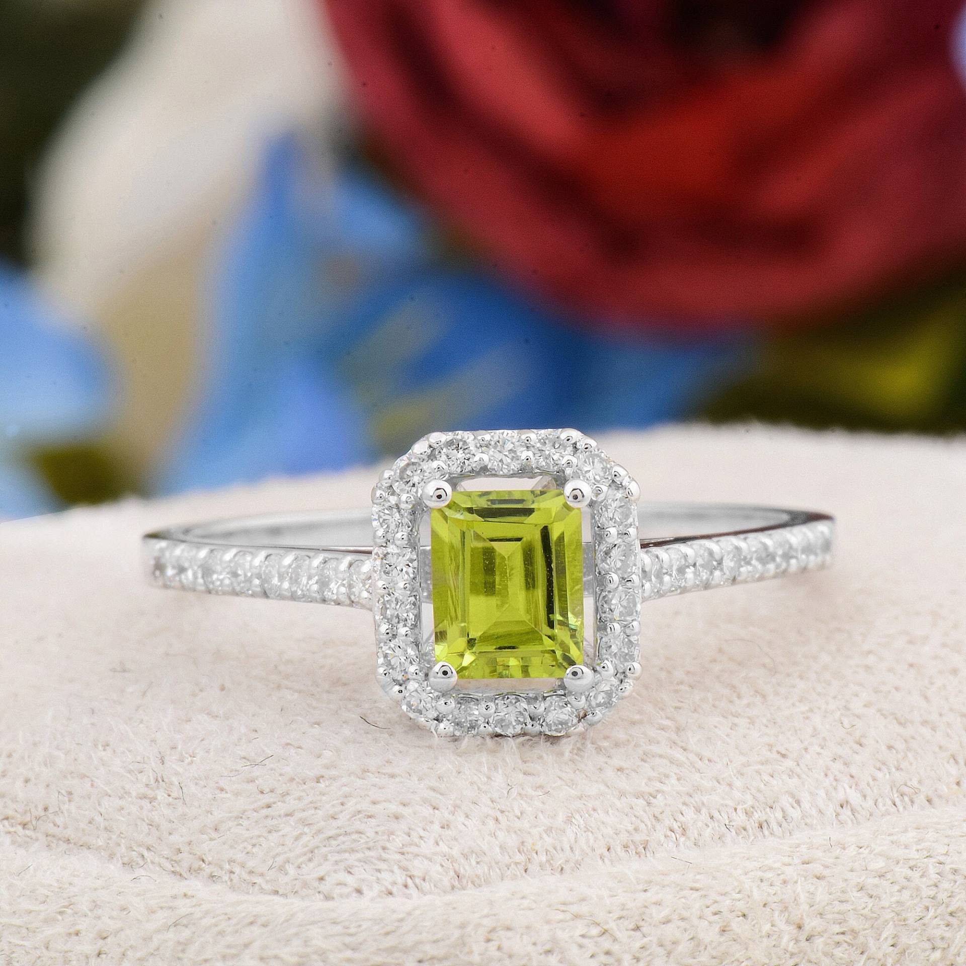 Grüner Peridot Verlobungsring, Smaragd Schliff Gold Diamant Ring, Echter Ehering, Muttertagsgeschenk von TilyaJewelry