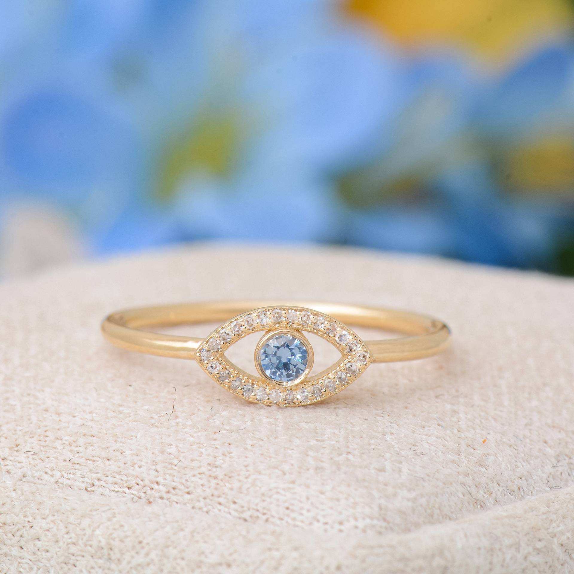 Handgemachte Solid Gold Böse Auge Ring, Zierliche Blau Topas Ring Diamant, Teufel Valentinstag Geschenke von TilyaJewelry
