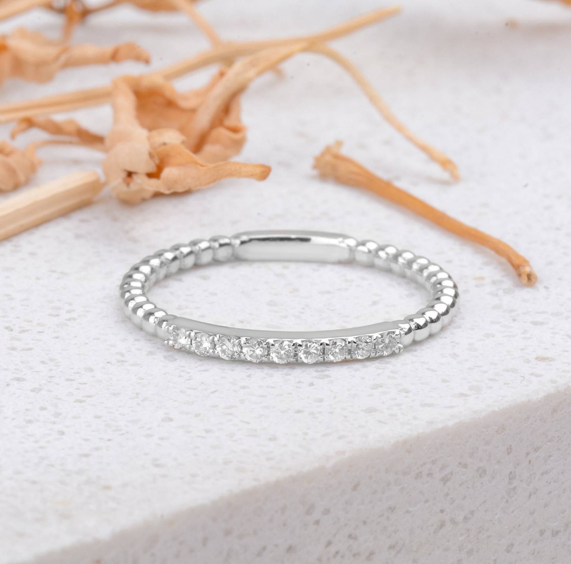 Micro Pave Eternity Diamant Ring, Full Stapelring, 14K Gold Ehering von TilyaJewelry