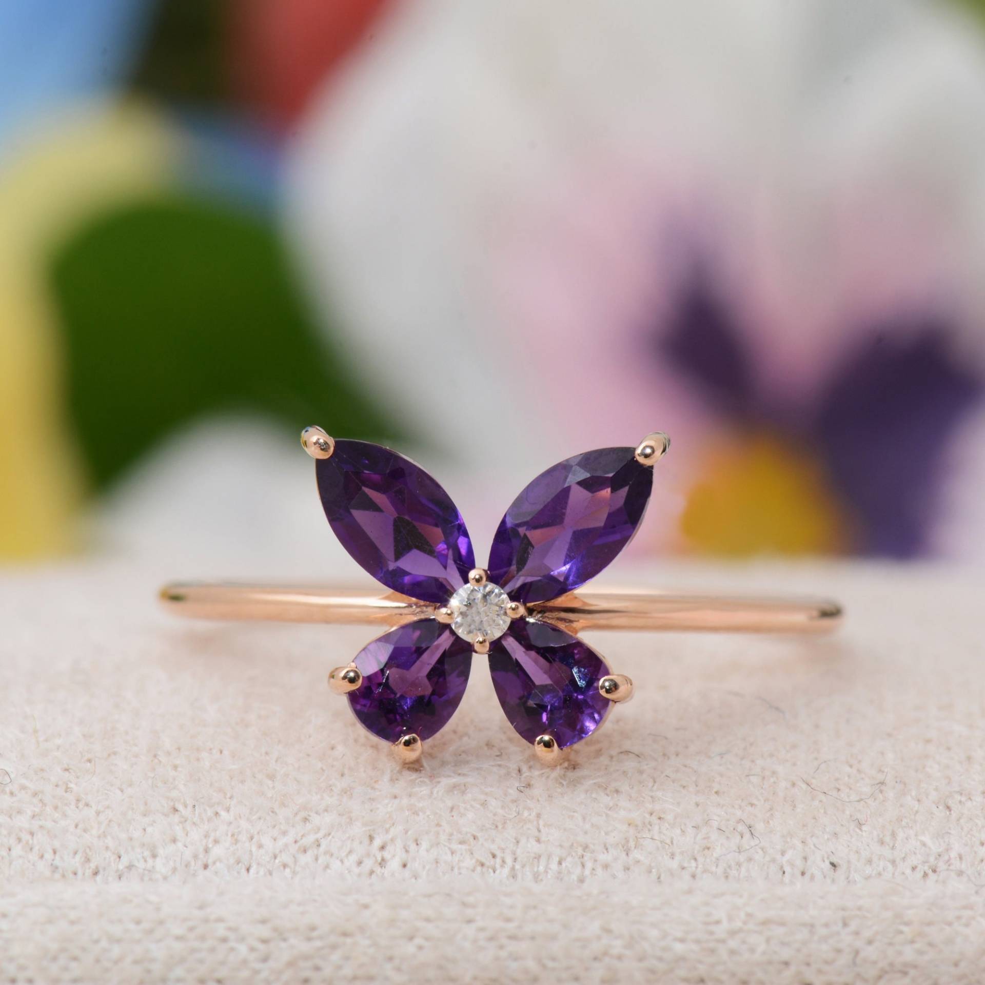 Minimal Amethyst Verlobungsring, Ehering, Lila Ring, Valentinstag Geschenke von TilyaJewelry