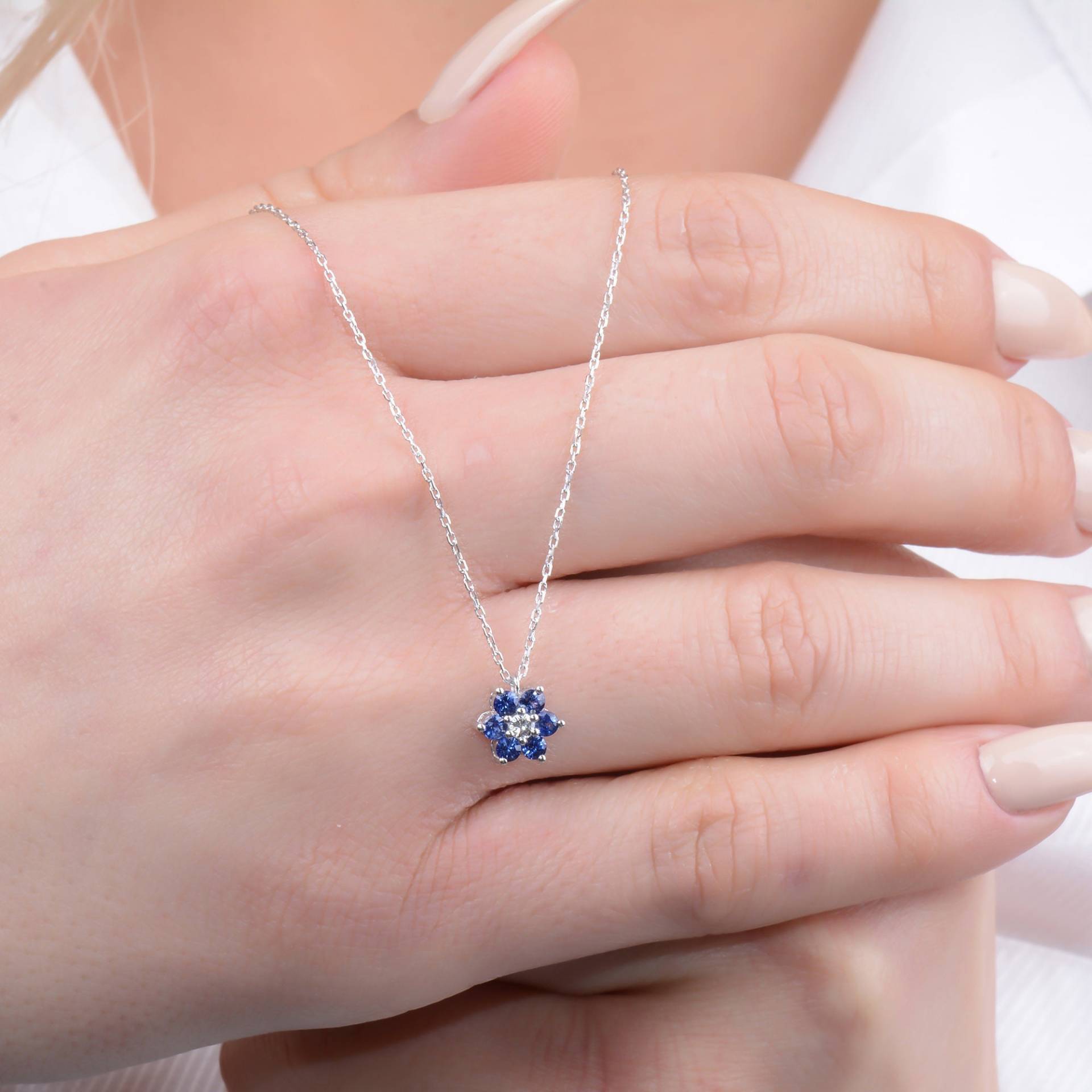 Natürliche Saphir Zierliche Goldhalskette, Kleine Blume Anhänger, Pflanzenschmuck, Geschenke Zum Valentinstag, Birthstone Edelstein-Halskette von TilyaJewelry