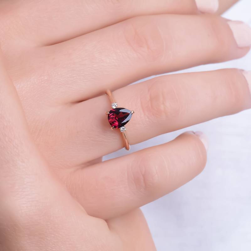 Natürlicher Rhodolith Verlobungsring, Roter Edelstein Ring, Minimaler Ehering, Gold Ring von TilyaJewelry