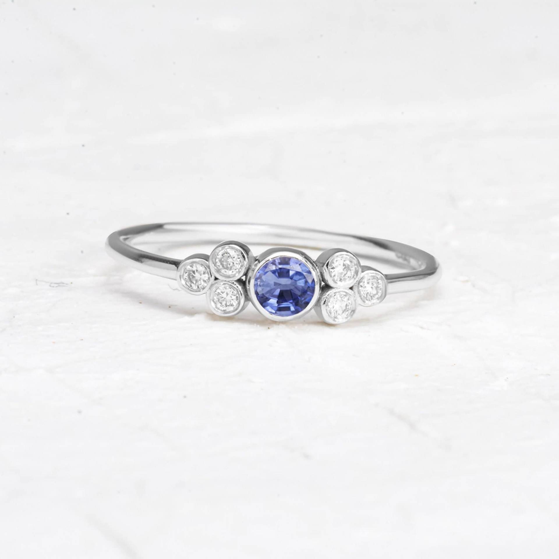 Natürlicher Rund Geschliffener Blauer Saphir Ehering, Massiver Gold Diamant Ring, Zierlicher Ring von TilyaJewelry