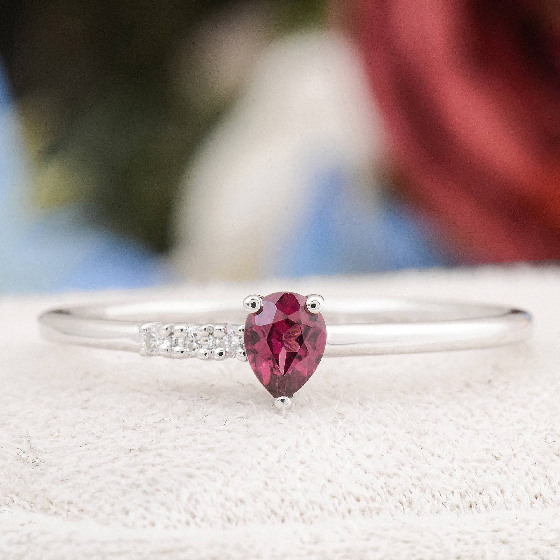 Perlenschliff Rhodolith Verlobungsring, Roter Edelstein Ring, Minimaler Ehering, Muttertagsgeschenk, Geburtstagsgeschenk von TilyaJewelry