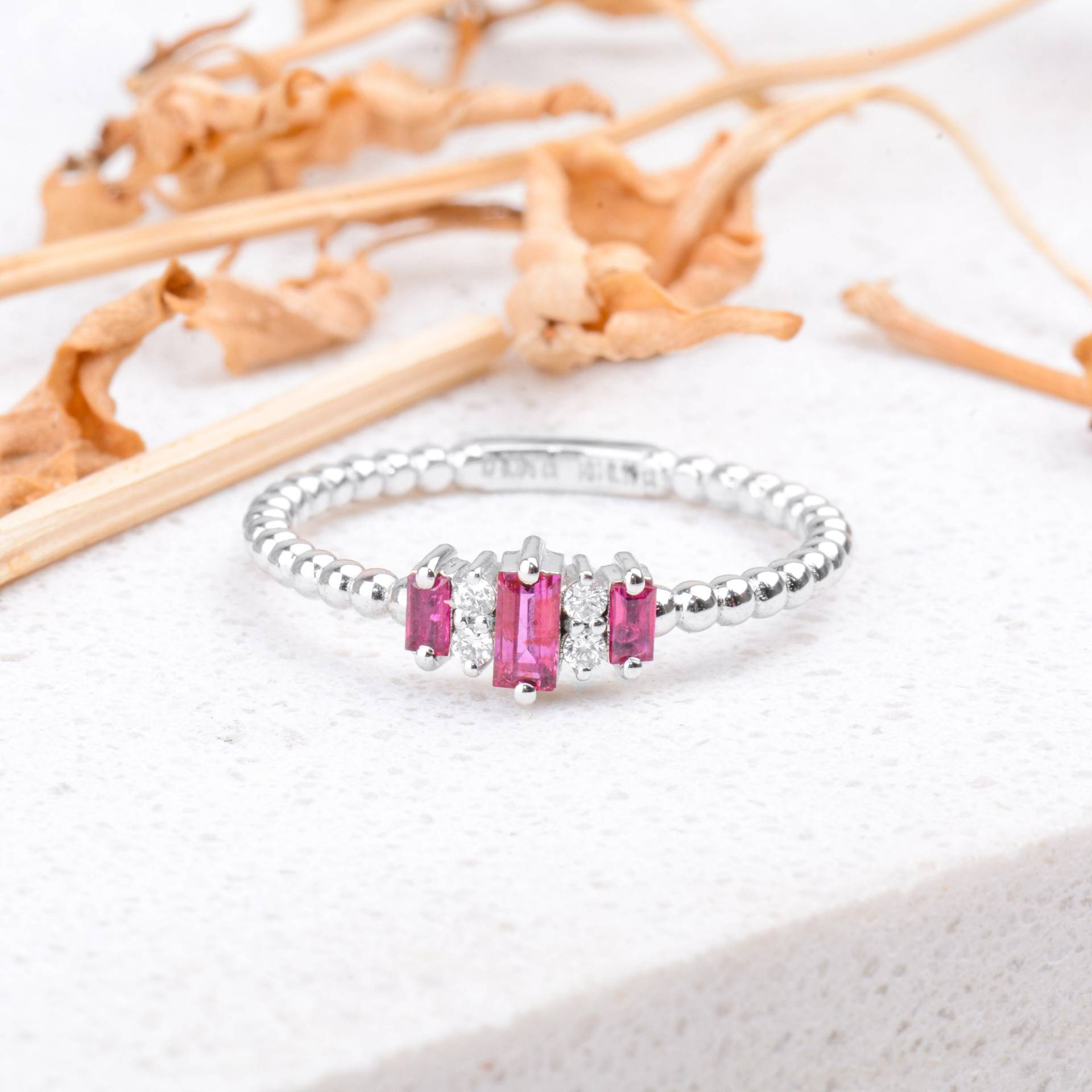 Rubin Baguette Schliff Ring, Diamant & Minimal Ring/Ehering von TilyaJewelry