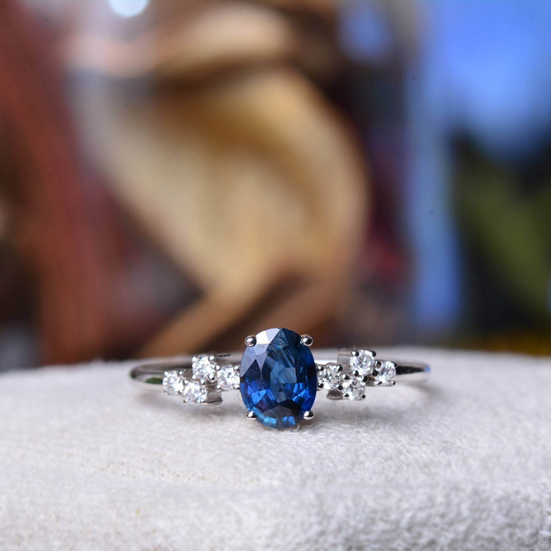 Saphir Verlobungsring Oval Edelstein, Ehering, Natürlicher Gold, Alternative Einzigartige Blauer Ring von TilyaJewelry