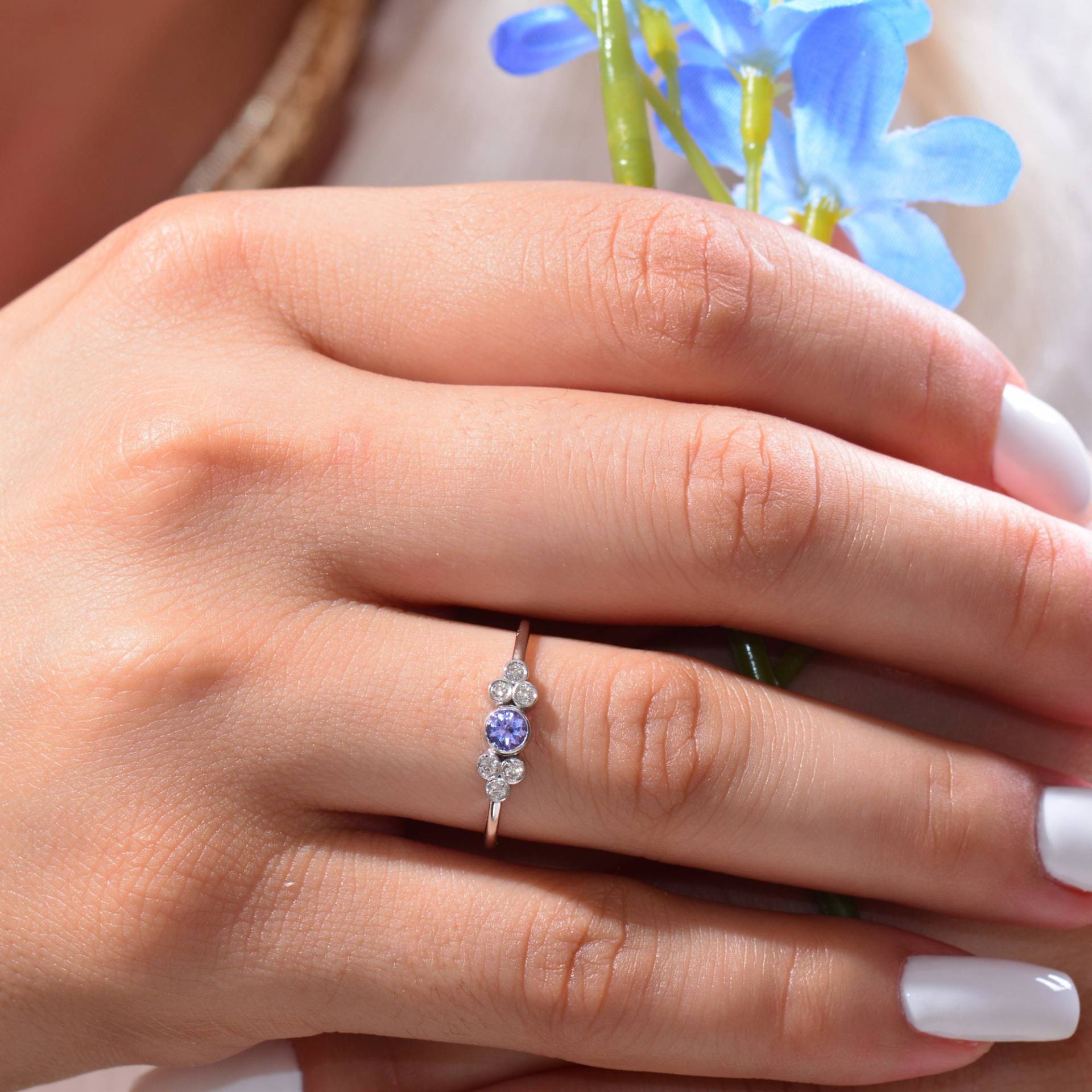 Tansanit Verlobungsring, Lavendel Ring, Cluster Ring von TilyaJewelry