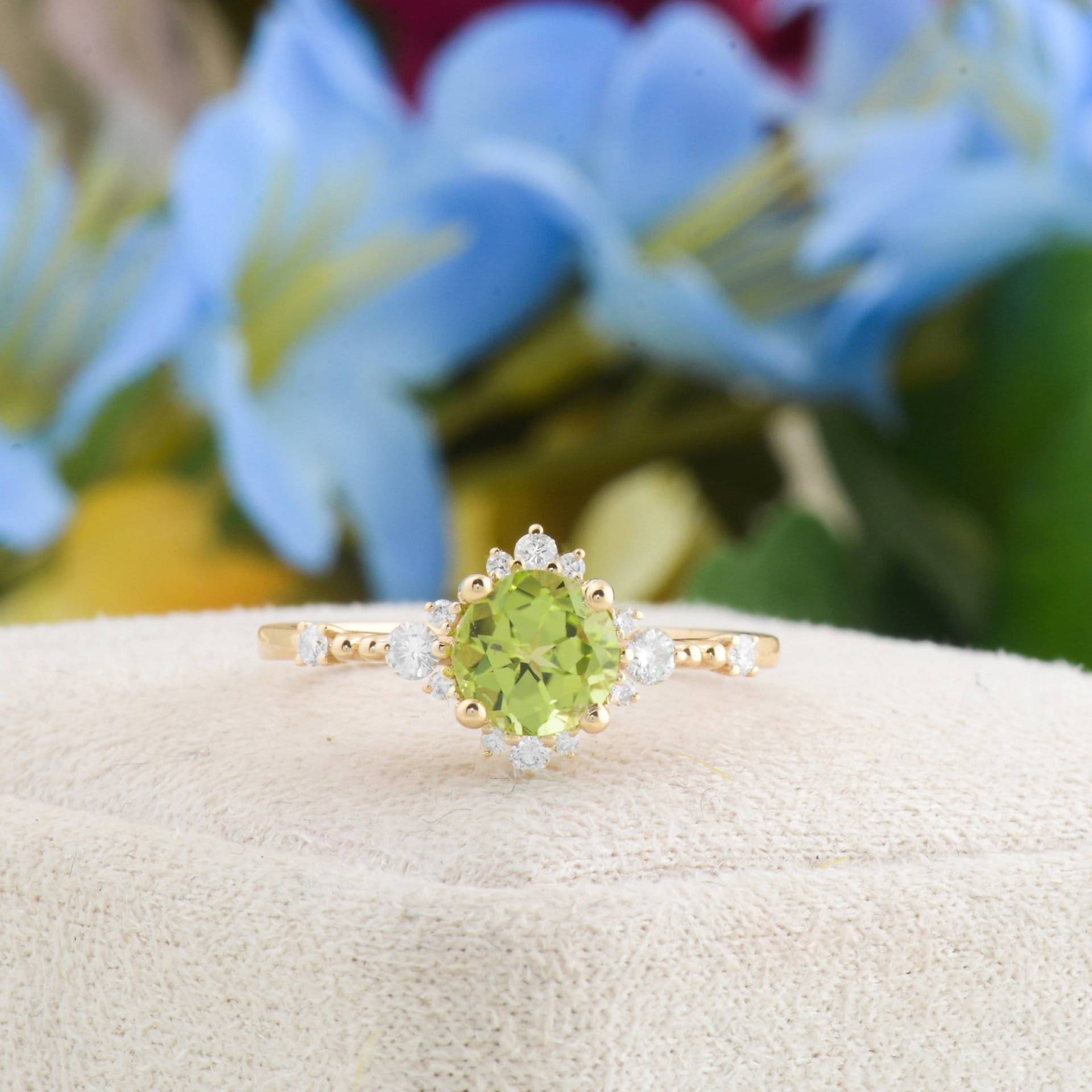 Vintage Grün Peridot Ring, Runde Geschnittene Natürliche Solid Gold Ehering Zierliche Diamantring, Multi Stein Goldring von TilyaJewelry