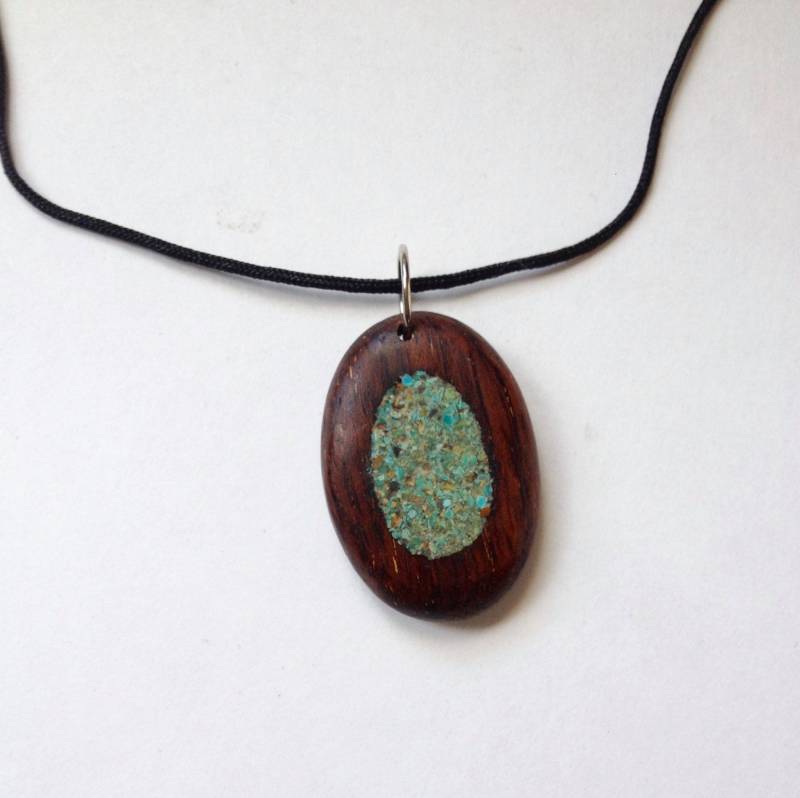 Anhänger Aus Eisenholz Mit Türkis Inlay Anhänger Aus Eisenholz Mit Türkis Inlay von TimKierstead