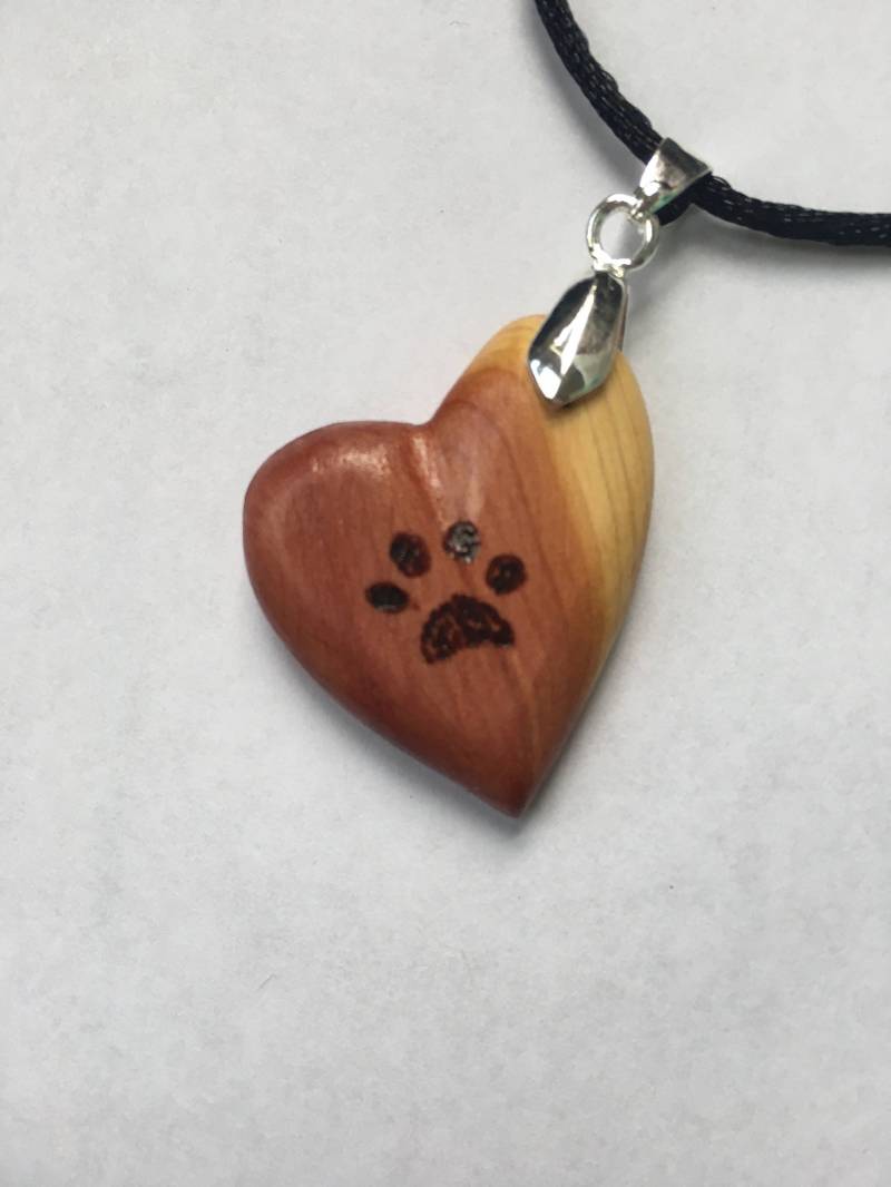 Herz Pfoten Abdruck Aus Zedernholz Holz Halskette Hundemama Geschenk, Hunde Gedenkstätte, Personalisiert Herz Pfoten Abdruck Aus Zedernholz Holz Halskette Hundemama Geschenk, Hunde Gedenkstätte, Personalisiert von TimKierstead