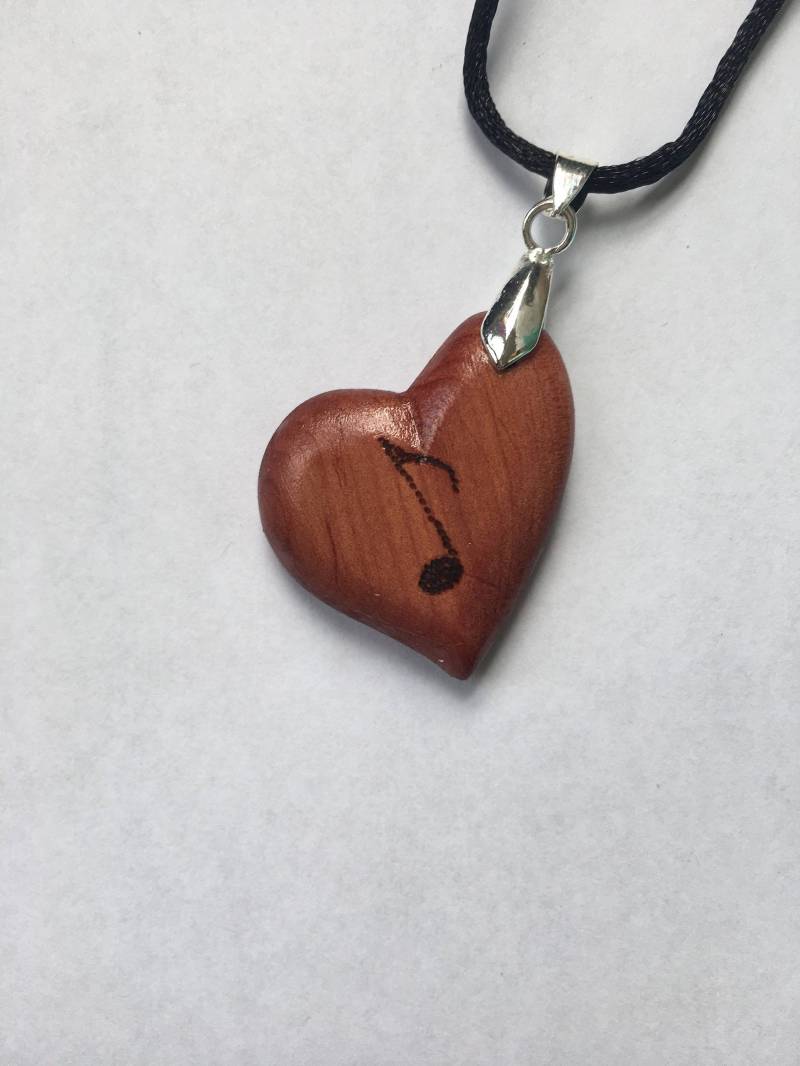 Rot-Zedern-Holz-Herz-Anhänger Mit Musiknote. Tolles Geschenk Für Einen Musiker. Handgefertigte Holz Halskette Rot-Zedern-Holz-Herz-Anhänger Mit Musiknote. Tolles Geschenk Für Einen Musiker. Handgefertigte Holz Halskette von TimKierstead
