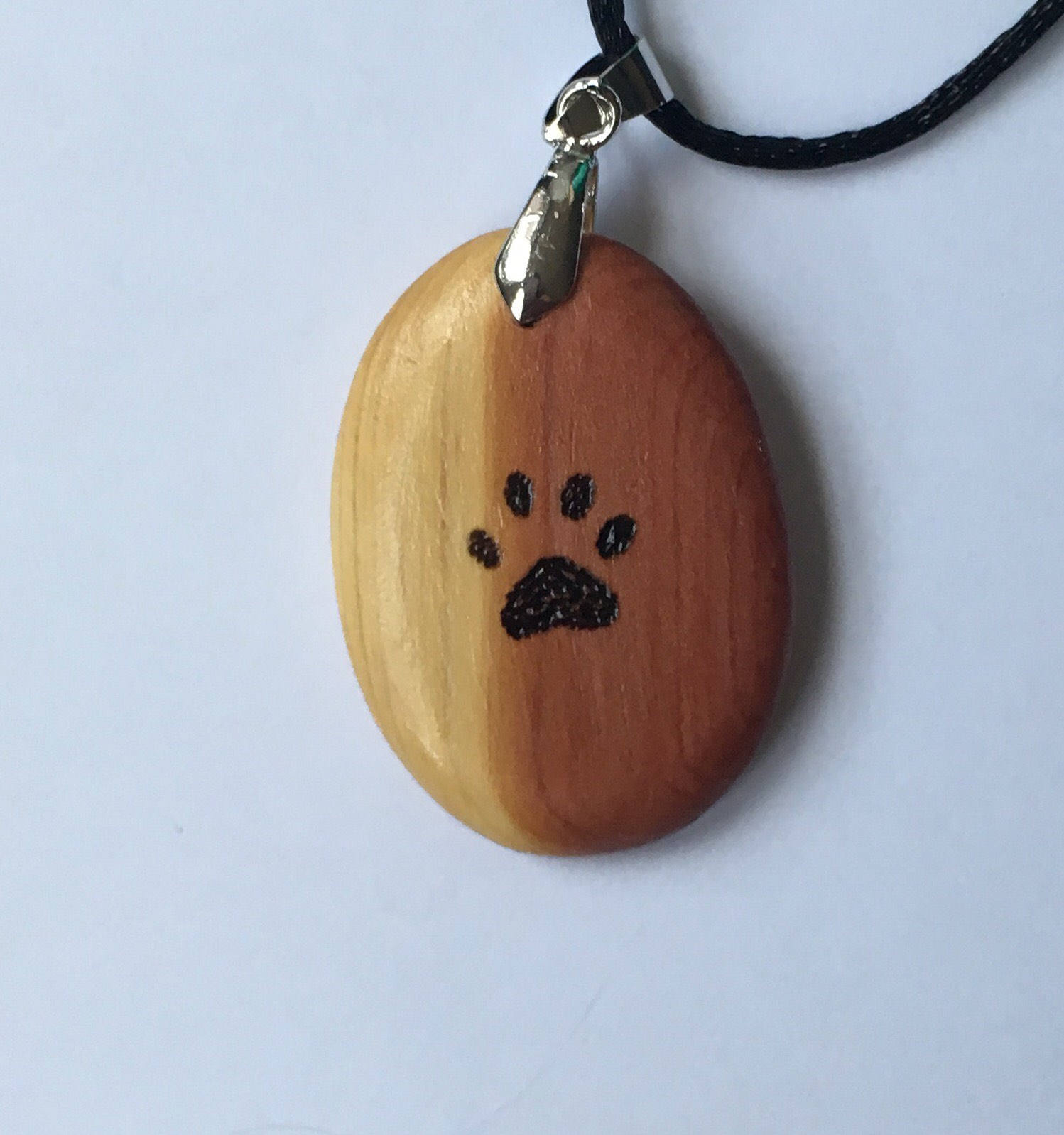 Zedern Pfotenabdruck Anhänger Holzgebrannte Hundehalskette, Kostenlose Gravur Zedern Pfotenabdruck Anhänger Holzgebrannte Hundehalskette, Kostenlose Gravur von TimKierstead