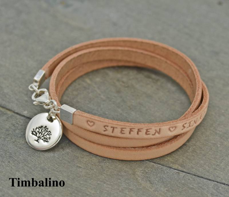Personalisiertes Familienarmband Aus Rindleder Mit Silber Lebensbaum Anhänger. Wickelarmband Text Personalisiertes Familienarmband Aus Rindleder Mit Silber Lebensbaum Anhänger. Wickelarmband Text von TimbalinoBijoux