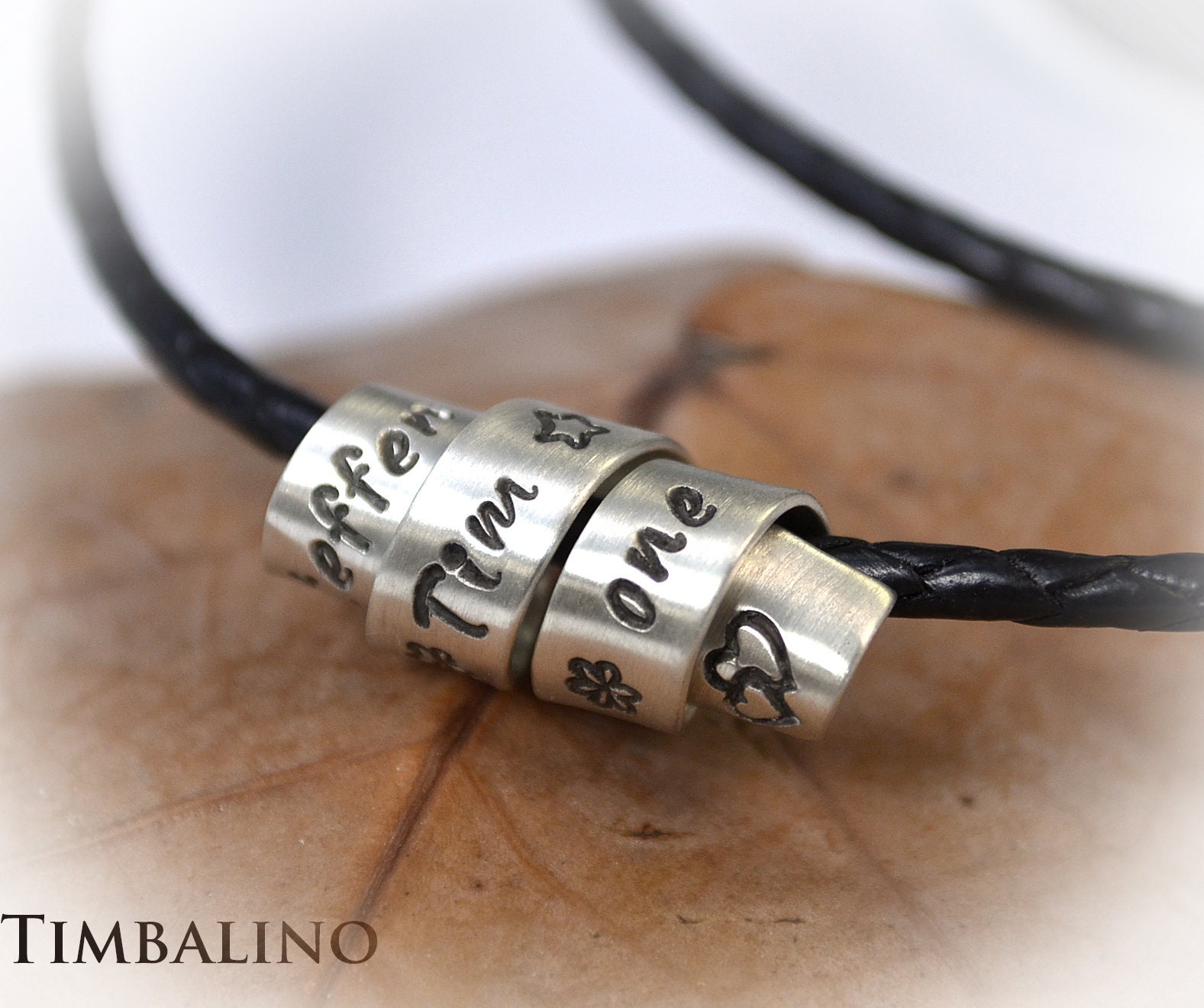 Timbalino Halskette Aus Leder Mit 925 Silberanhänger Und Persönlicher Gravur, Anhänger Text Namen Handmade Timbalino Halskette Aus Leder Mit 925 Silberanhänger Und Persönlicher Gravur, Anhänger Text Namen Handmade von TimbalinoBijoux
