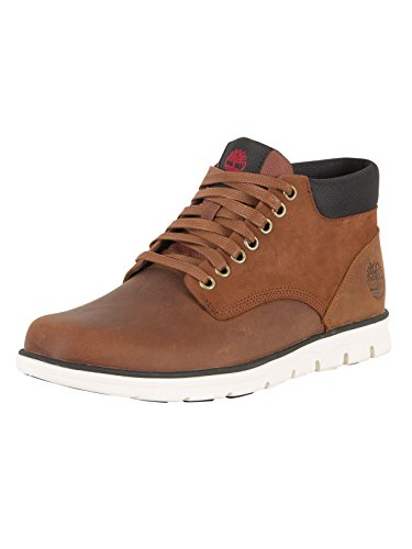 Laufen Sie mit einem Paar Chukka Boots entspannt ins Wochenende. Diese Chukkas für Herren wurden von Sneakers inspiriert.Mit ihrem außergewöhnlichen Finish geben diese lässigen Herrenstiefel Ihrem Freizeitlook einen coolen Touch. Sie zeigen sich mit einem OrthoLite®-Fußbett und unserer dreilagigen SensorFlex™-Technologie für optimalen Halt, Flexibilität und Komfort. Mit umweltfreundlichem Futter aus recycelten Plastikflaschen.Mit Premium-Nubukleder aus einer nachhaltigen LWG-geprüften Gerberei mit Silberprädikat Der Chukka Boot aus der Herrenkollektion ist ein Klassiker von Timberland und nicht nur besonders bequem, sondern hält auch ein Leben lang. Also wählen Sie Ihr Lieblingspaar Chukka Boots aus Wildleder oder Leder und starten Sie entspannt in die Freizeit. von Timberland