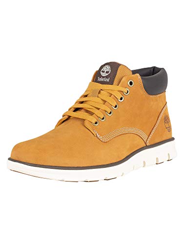 Laufen Sie mit einem Paar Chukka Boots entspannt ins Wochenende. Diese Chukkas für Herren wurden von Sneakers inspiriert.Mit ihrem außergewöhnlichen Finish geben diese lässigen Herrenstiefel Ihrem Freizeitlook einen coolen Touch. Sie zeigen sich mit einem OrthoLite®-Fußbett und unserer dreilagigen SensorFlex™-Technologie für optimalen Halt, Flexibilität und Komfort. Mit umweltfreundlichem Futter aus recycelten Plastikflaschen.Mit Premium-Nubukleder aus einer nachhaltigen LWG-geprüften Gerberei mit Silberprädikat Der Chukka Boot aus der Herrenkollektion ist ein Klassiker von Timberland und nicht nur besonders bequem, sondern hält auch ein Leben lang. Also wählen Sie Ihr Lieblingspaar Chukka Boots aus Wildleder oder Leder und starten Sie entspannt in die Freizeit. von Timberland