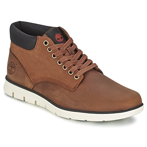 Laufen Sie mit einem Paar Chukka Boots entspannt ins Wochenende. Diese Chukkas für Herren wurden von Sneakers inspiriert.Mit ihrem außergewöhnlichen Finish geben diese lässigen Herrenstiefel Ihrem Freizeitlook einen coolen Touch. Sie zeigen sich mit einem OrthoLite®-Fußbett und unserer dreilagigen SensorFlex™-Technologie für optimalen Halt, Flexibilität und Komfort. Mit umweltfreundlichem Futter aus recycelten Plastikflaschen.Mit Premium-Nubukleder aus einer nachhaltigen LWG-geprüften Gerberei mit Silberprädikat Der Chukka Boot aus der Herrenkollektion ist ein Klassiker von Timberland und nicht nur besonders bequem, sondern hält auch ein Leben lang. Also wählen Sie Ihr Lieblingspaar Chukka Boots aus Wildleder oder Leder und starten Sie entspannt in die Freizeit. von Timberland
