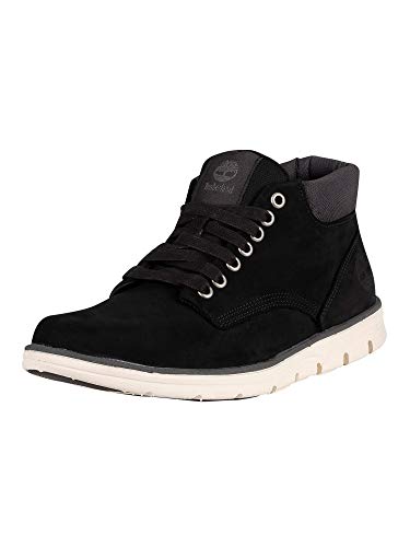 Laufen Sie mit einem Paar Chukka Boots entspannt ins Wochenende. Diese Chukkas für Herren wurden von Sneakers inspiriert.Mit ihrem außergewöhnlichen Finish geben diese lässigen Herrenstiefel Ihrem Freizeitlook einen coolen Touch. Sie zeigen sich mit einem OrthoLite®-Fußbett und unserer dreilagigen SensorFlex™-Technologie für optimalen Halt, Flexibilität und Komfort. Mit umweltfreundlichem Futter aus recycelten Plastikflaschen.Mit Premium-Nubukleder aus einer nachhaltigen LWG-geprüften Gerberei mit Silberprädikat Der Chukka Boot aus der Herrenkollektion ist ein Klassiker von Timberland und nicht nur besonders bequem, sondern hält auch ein Leben lang. Also wählen Sie Ihr Lieblingspaar Chukka Boots aus Wildleder oder Leder und starten Sie entspannt in die Freizeit. von Timberland