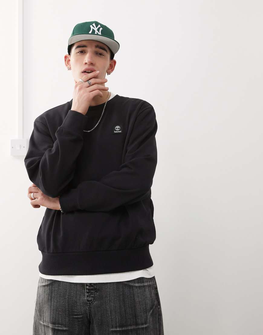Timberland - Hochgeschlossenes Sweatshirt in Schwarz mit Logo-Aufnäher auf der Brust Timberland - Hochgeschlossenes Sweatshirt in Schwarz mit Logo-Aufnäher auf der Brust von Timberland
