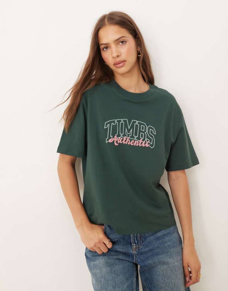 Timberland - Kurzärmliges T-Shirt in Giebelgrün mit College-Print von Timberland