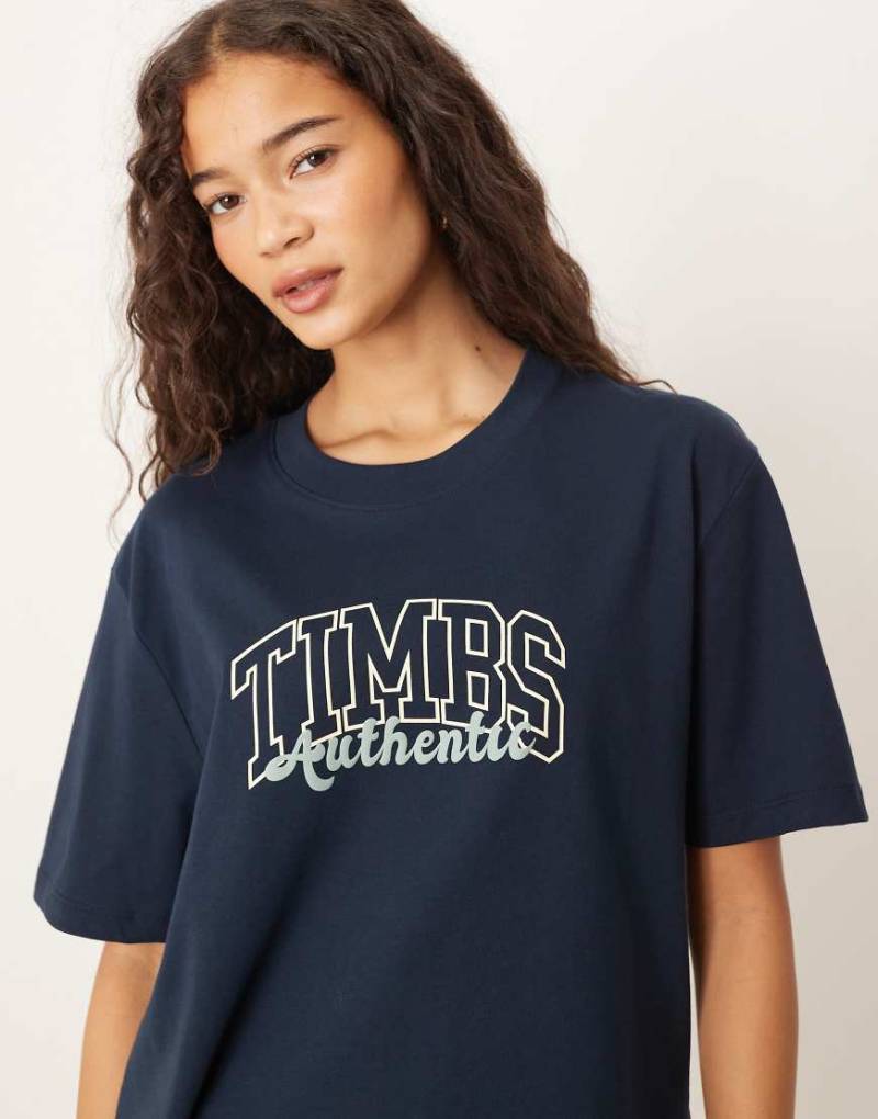 Timberland - Kurzärmliges T-Shirt in dunklem Saphirblau mit College-Grafik-Marineblau von Timberland