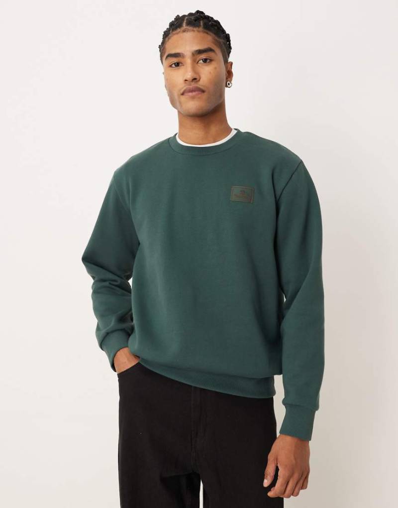 Timberland - Sweatshirt in Giebelgrün mit Silikon-Aufnäher und Rundhalsausschnitt von Timberland