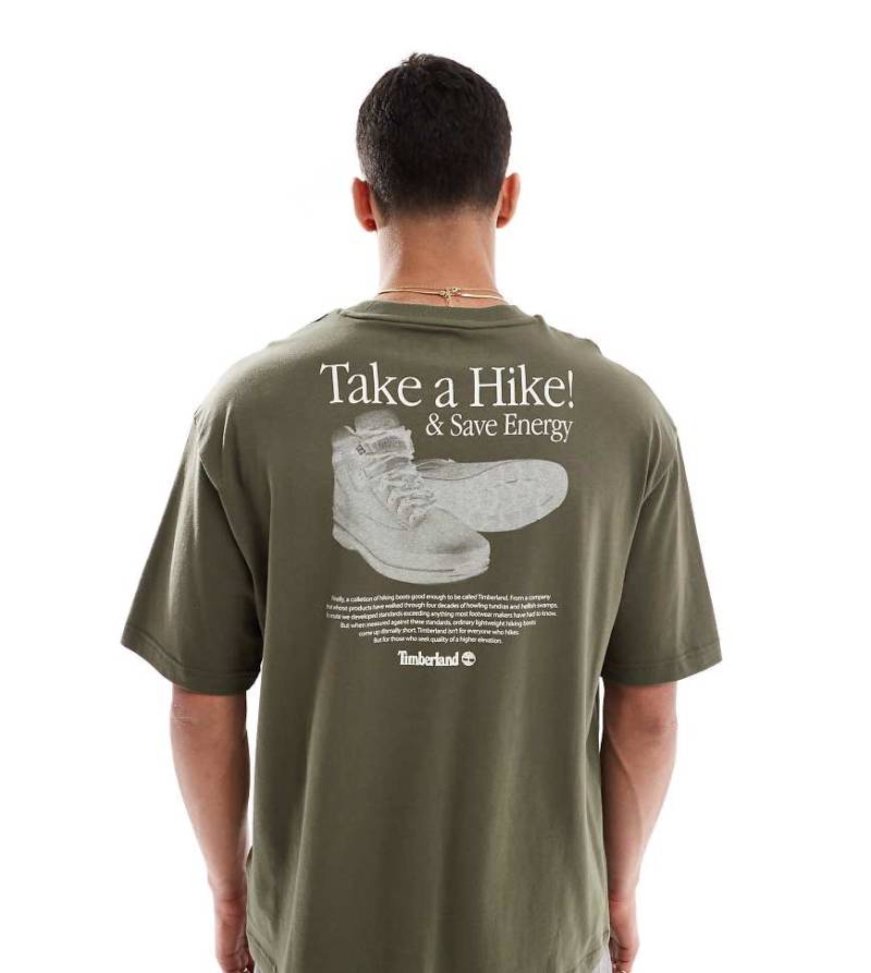 Timberland - T-Shirt in Grün mit „Take a Hike"-Rückenprint, exklusiv bei ASOS von Timberland