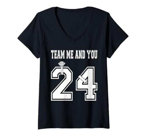 Damen 2024 Verlobungsantrag Idee Paar Flitterwochen Outfit T-Shirt mit V-Ausschnitt Damen 2024 Verlobungsantrag Idee Paar Flitterwochen Outfit T-Shirt mit V-Ausschnitt von Time For Brides