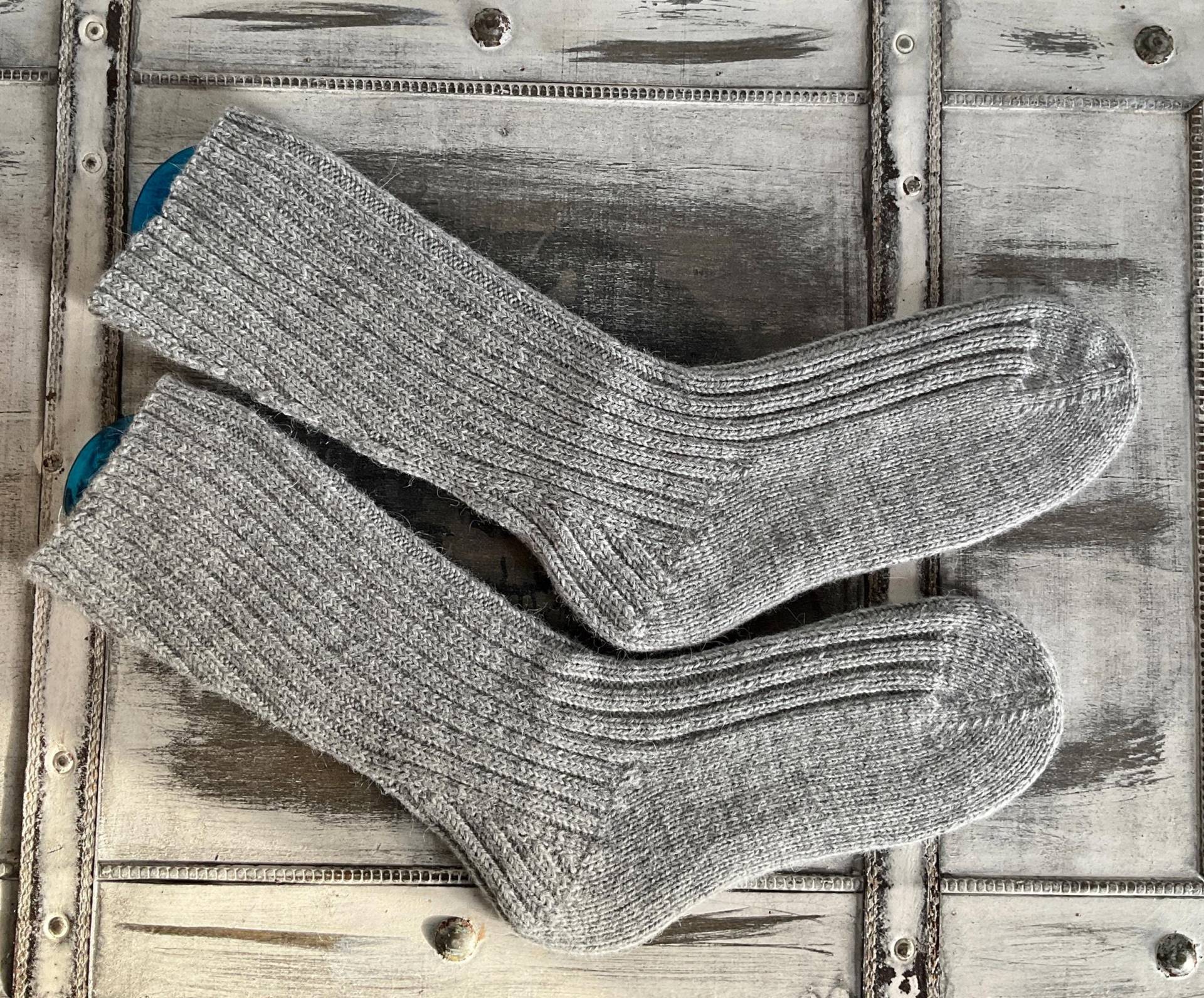 Dicke Hohe Wollsocken, Herrensocken, Stricksocken, Selbstgestrickte Strümpfe in Hellgrau, Lange Wandersocken Mit Alpakawolle von TimeForCosiness
