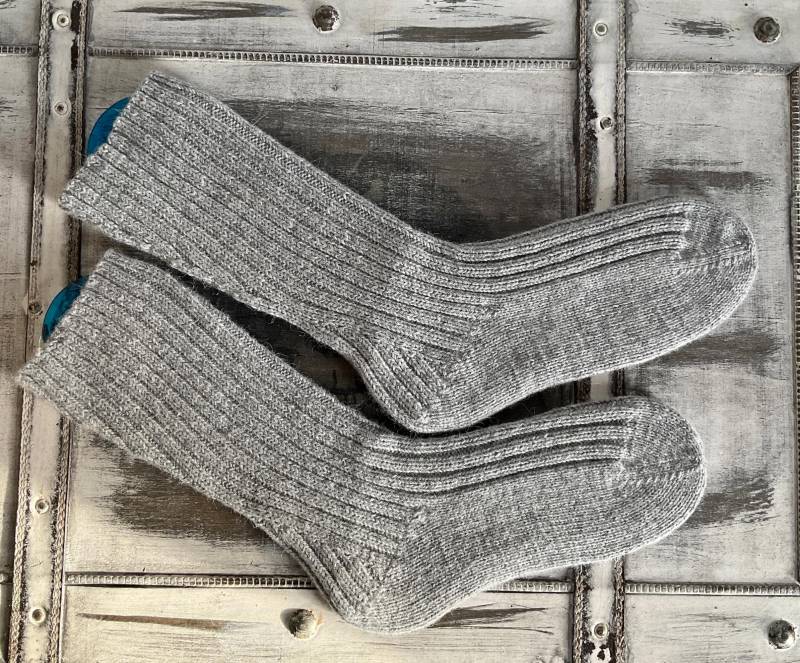 Dicke Hohe Wollsocken, Herrensocken, Stricksocken, Selbstgestrickte Strümpfe in Hellgrau, Lange Wandersocken Mit Alpakawolle von TimeForCosiness
